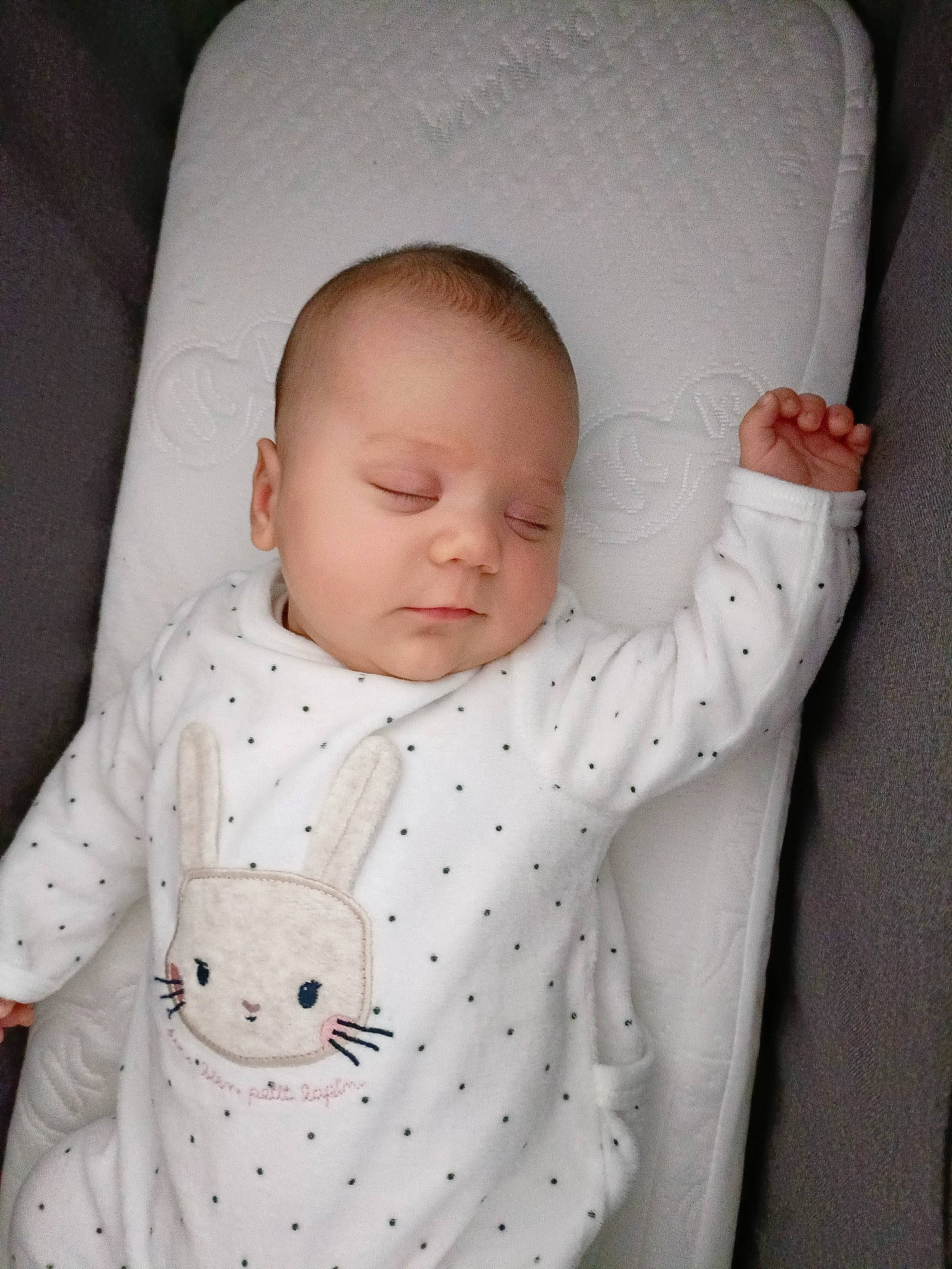 Lya participe au concours pour gagner de l'argent avec cette photo : baby, baby_products, baby_sleeping, baby_toddler_clothing, cheek, child, collar, comfort, day_dress, linens, one_piece_garment, pattern, person, polka_dot, product, sitting, skin, sleeve, textile, toddler