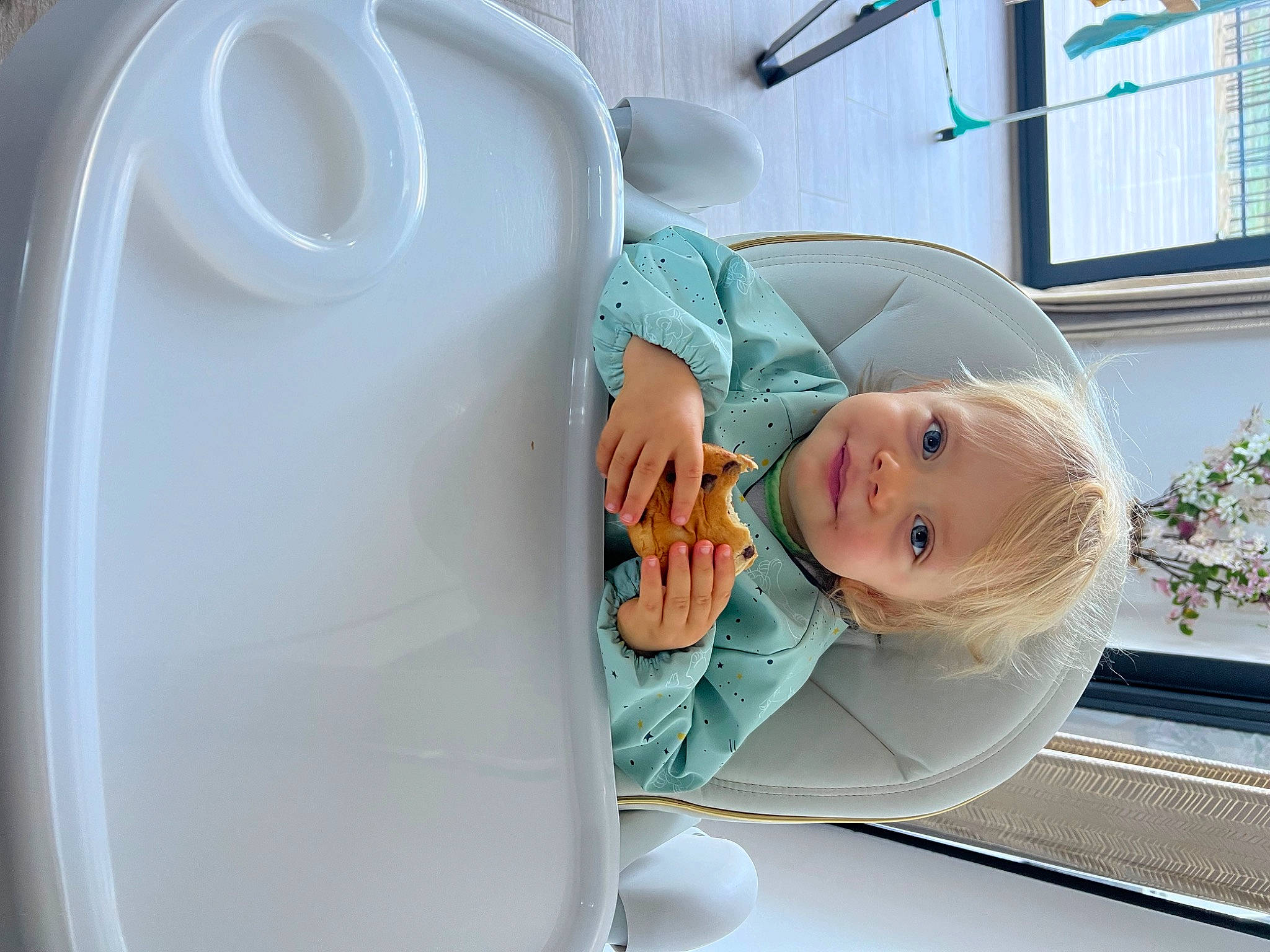 Aloïs a rejoint le concours — aidez-le/la à gagner de superbes lots ! baby, baby_products, baby_safety, baby_toddler_clothing, child, comfort, health_care, hospital, joy, person, plant, plastic, room, service, toddler, window