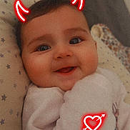 Layana a rejoint le concours — aidez-le/la à gagner de superbes lots ! adorable, baby, blanket, child, closeup, cozy, cute, devil_horns, digital_sticker, face, happy, heart_arrow, indoors, infant, pillow, portrait, sleepwear, smiling, soft_lighting, warm