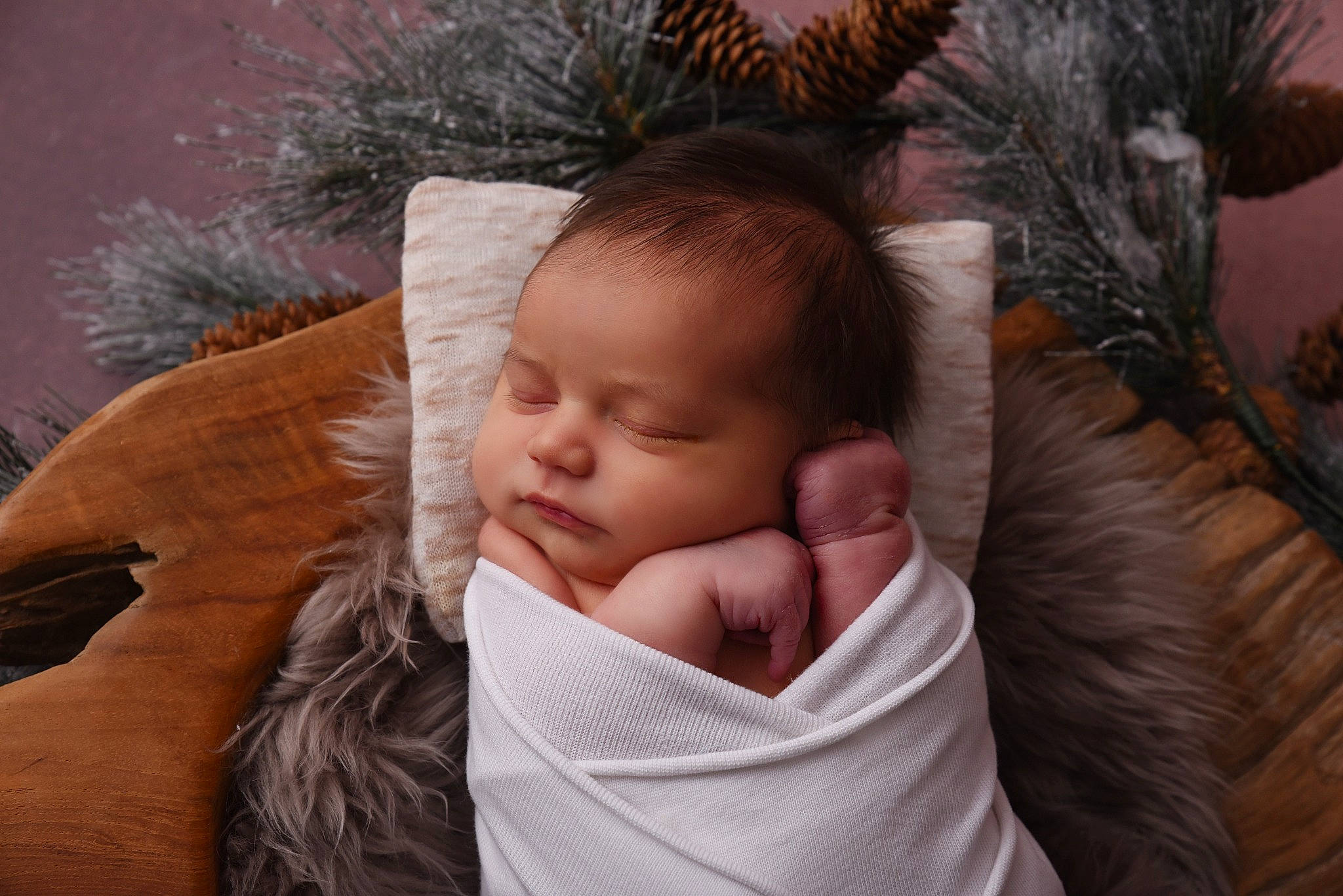 Agathe participe au concours pour gagner de l'argent avec cette photo : baby, child, comfort, eye, eyebrow, face, fur, grass, happy, head, headgear, lip, mammal, nose, person, sitting, skin, toddler, tree, winter