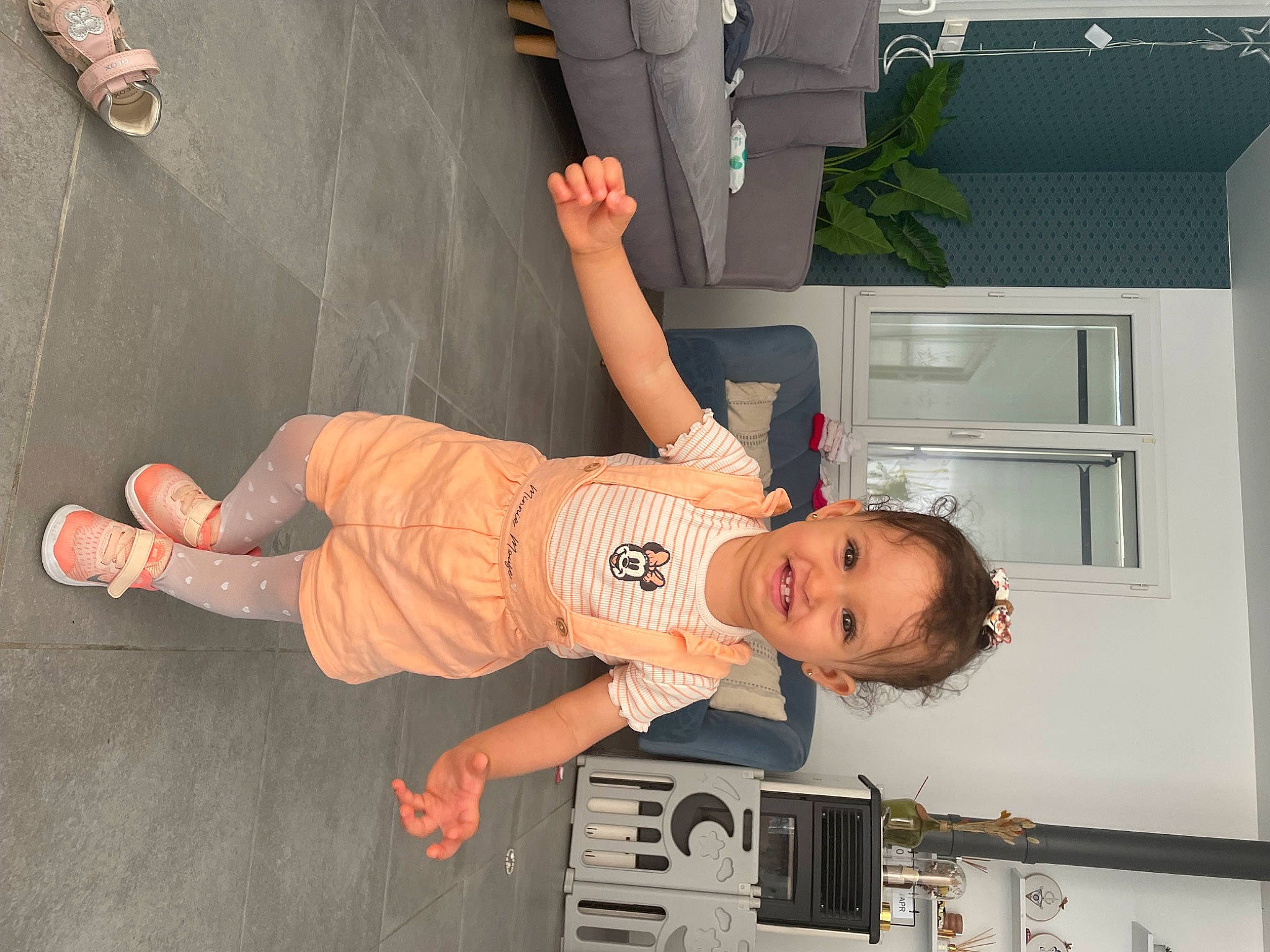 Ayla participe au concours pour gagner de l'argent avec cette photo : baby, baby_toddler_clothing, child, flooring, foot, fun, hat, house, human_leg, joint, joy, knee, leg, person, room, sandal, shorts, sock, t_shirt, thigh