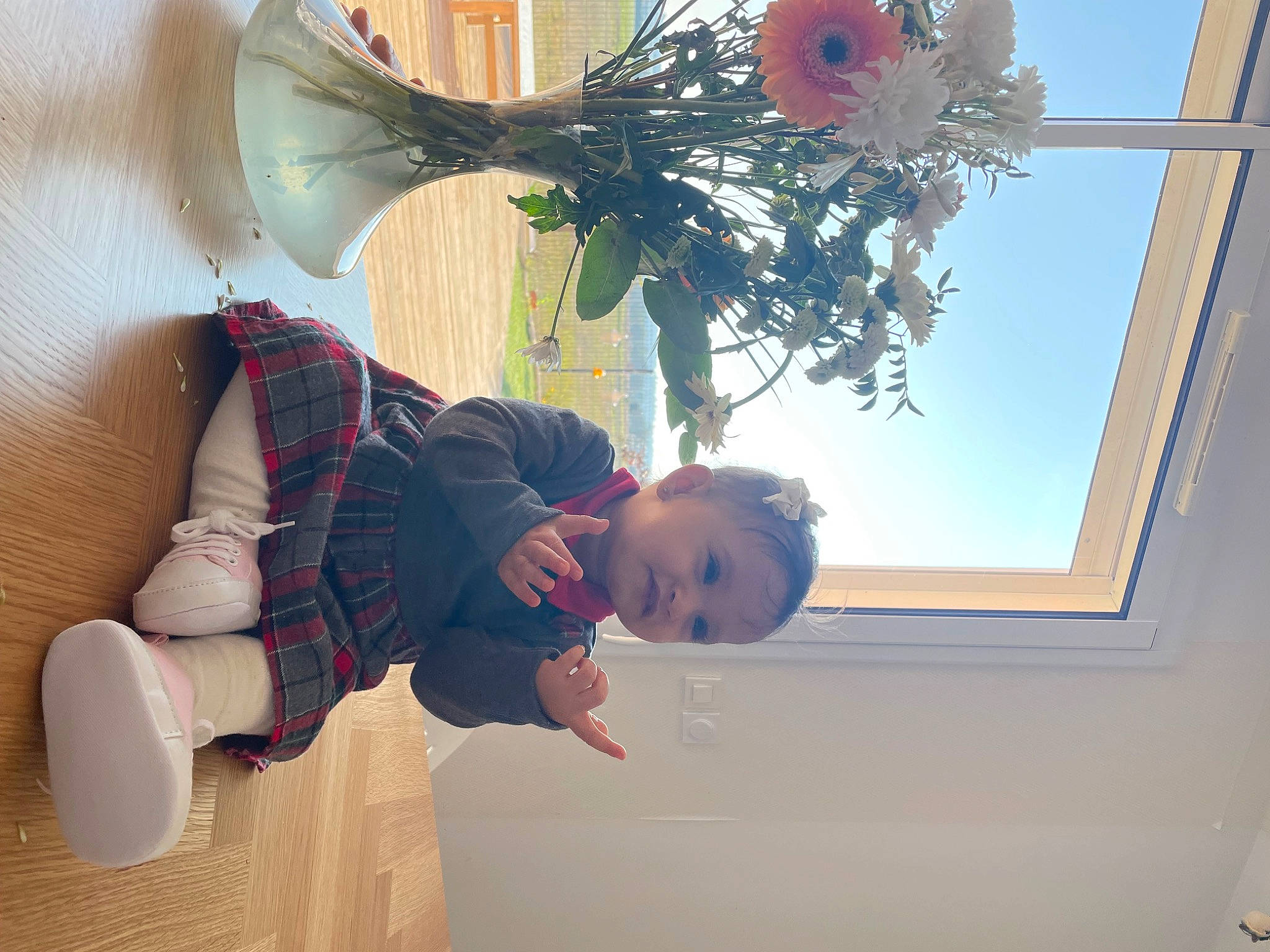 Ayla a rejoint le concours — aidez-le/la à gagner de superbes lots ! artificial_flower, baby, balloon, ceiling, child, comfort, cut_flowers, floral_design, flower_arranging, fun, happy, leisure, ornament, party_supply, person, room, sky, toddler, tree, white