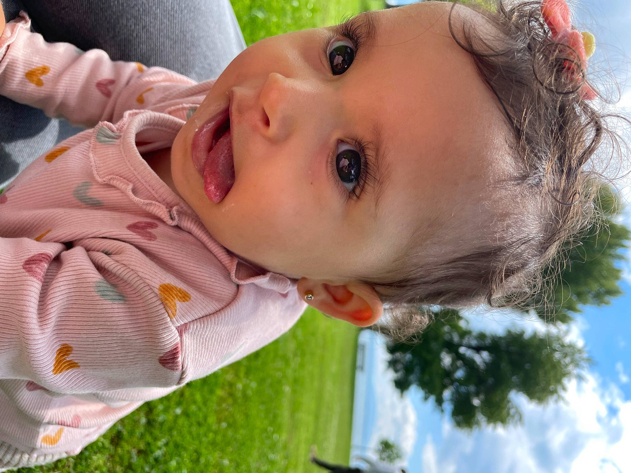 Ayla participe au concours pour gagner de l'argent avec cette photo : cheek, chin, eye, eyelash, face, facial_expression, grass, green, head, light, lip, mouth, nose, organ, person, photograph, plant, skin, sky, water