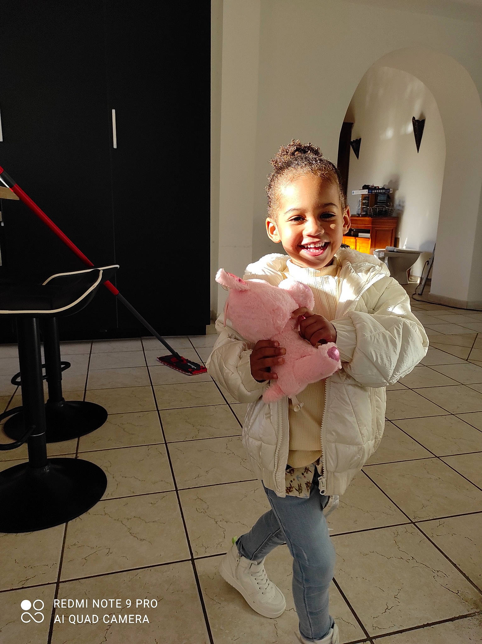 Aminta participe au concours pour gagner de l'argent avec cette photo : abdomen, audio_equipment, baby, beauty, child, entertainment, event, fashion_design, flooring, fun, fur, happy, joint, joy, microphone_stand, person, room, sitting, smile, toddler