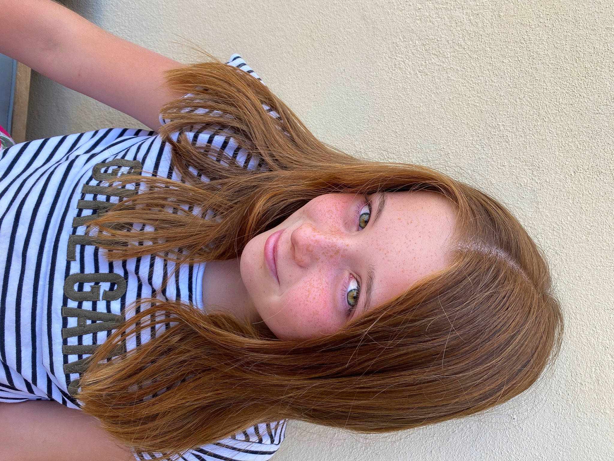 Emy a rejoint le concours — aidez-le/la à gagner de superbes lots ! arm, comfort, dress, eye, eyebrow, eyelash, glasses, hair, happy, headgear, human_body, jaw, joy, layered_hair, lip, neck, person, skin, smile, step_cutting