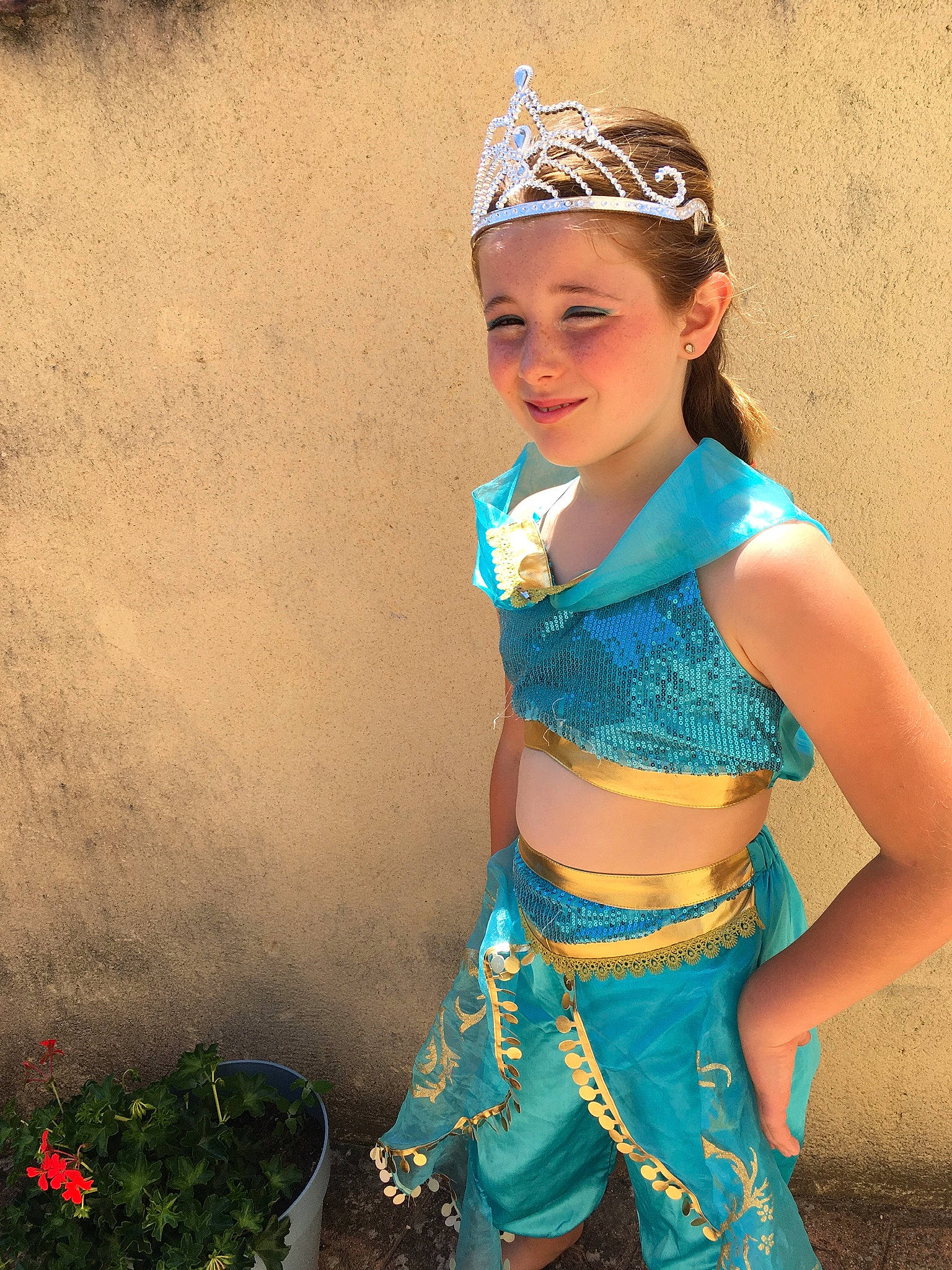 Emy a rejoint le concours — aidez-le/la à gagner de superbes lots ! abdomen, aqua, dance, electric_blue, fashion_design, hairstyle, happy, head, headwear, human_body, jewellery, joy, leg, people_in_nature, person, plant, shoulder, skin, smile, summer