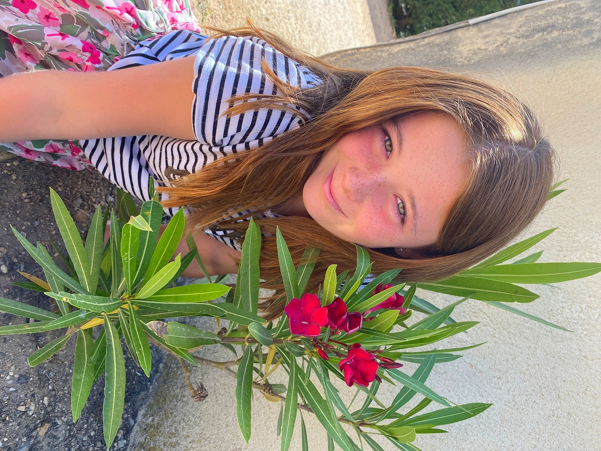 Emy a rejoint le concours — aidez-le/la à gagner de superbes lots ! annual_plant, botany, eyewear, facial_expression, flower, flower_arranging, flowering_plant, fun, grass, green, hairstyle, happy, joy, leaf, organ, people_in_nature, person, petal, plant, smile