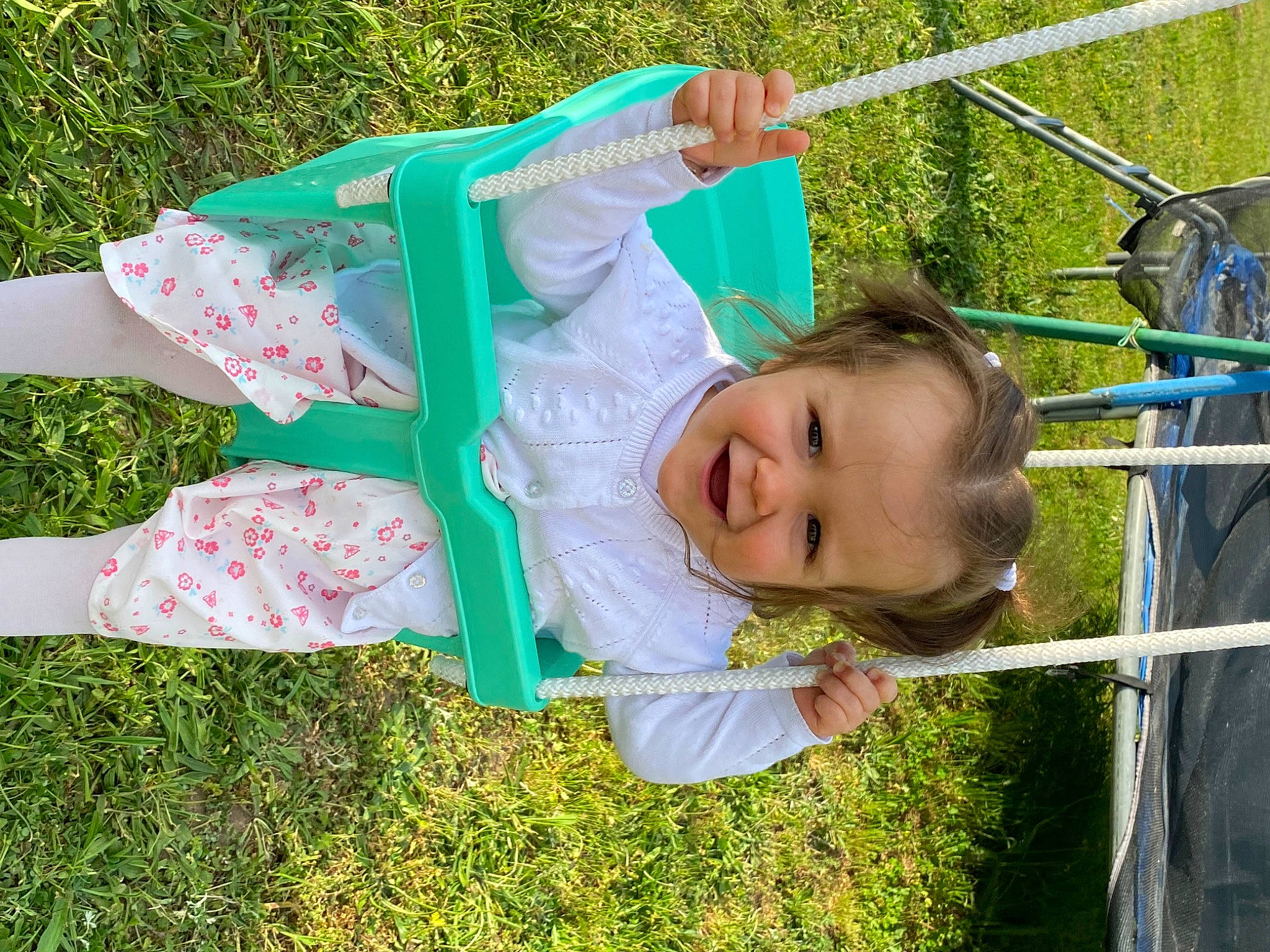 Cléa a rejoint le concours — aidez-le/la à gagner de superbes lots ! baby, baby_toddler_clothing, child, city, fun, grass, grass_family, green, happy, lawn, leisure, outdoor_play_equipment, people_in_nature, person, play, recreation, smile, swing, toddler, tree