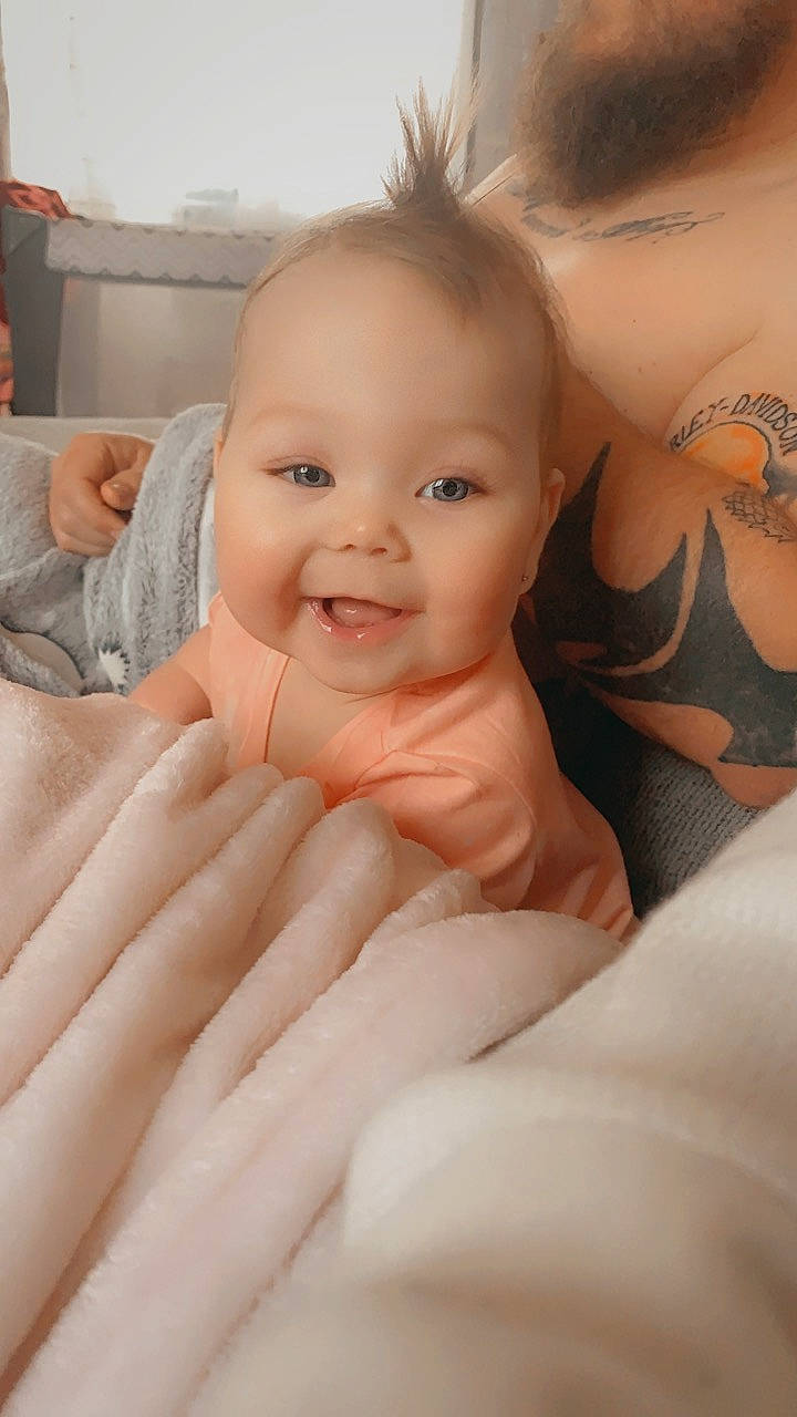 Nova is registered to the contest to win money with this photo: arm, cheek, ear, eyebrow, eyelash, gesture, hand, happy, human_body, iris, joint, joy, leg, lip, mouth, muscle, neck, nose, person, skin