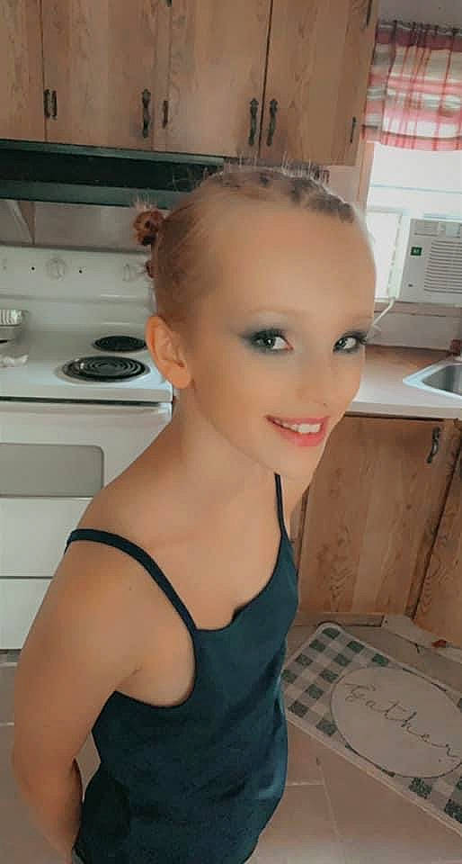 Jazmin is registered to the contest to win money with this photo: active_tank, blond, brown_hair, camisoles, chest, eye, eyebrow, eyelash, face, flash_photography, fun, head, jaw, joy, kitchen_appliance, long_hair, makeover, neck, person, shoulder