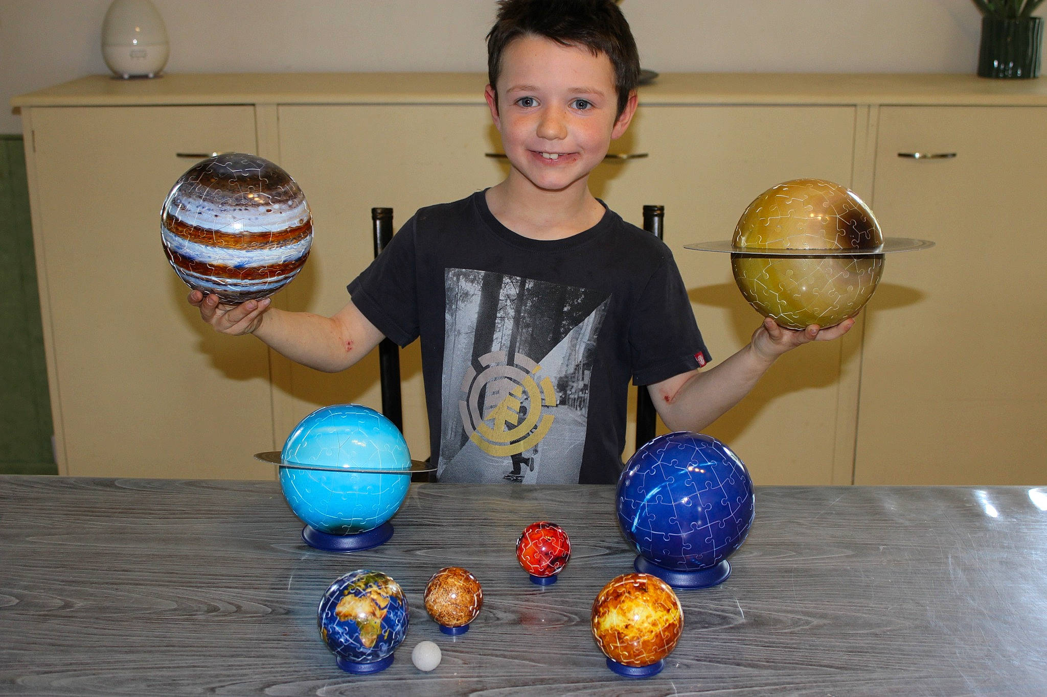 Ewenn participe au concours pour gagner de l'argent avec cette photo : art, ball, child, countertop, desk, electric_blue, fun, glass, houseplant, joy, kitchen, kitchen_appliance, organ, person, play, room, science, smile, t_shirt, table