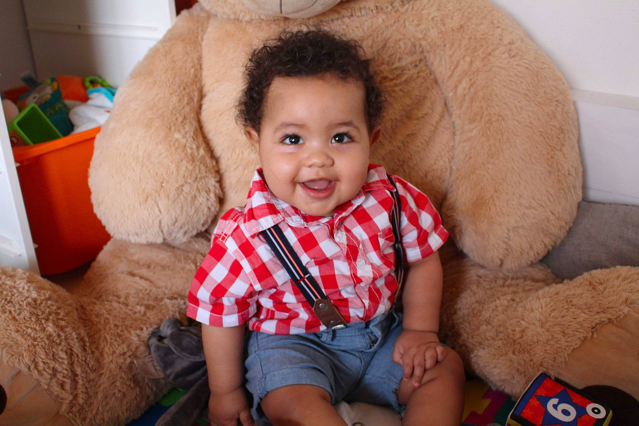 Raphaël a rejoint le concours — aidez-le/la à gagner de superbes lots ! baby, cheek, child, ear, eye, face, head, lip, nose, person, play, sitting, skin, smile, toddler, toy