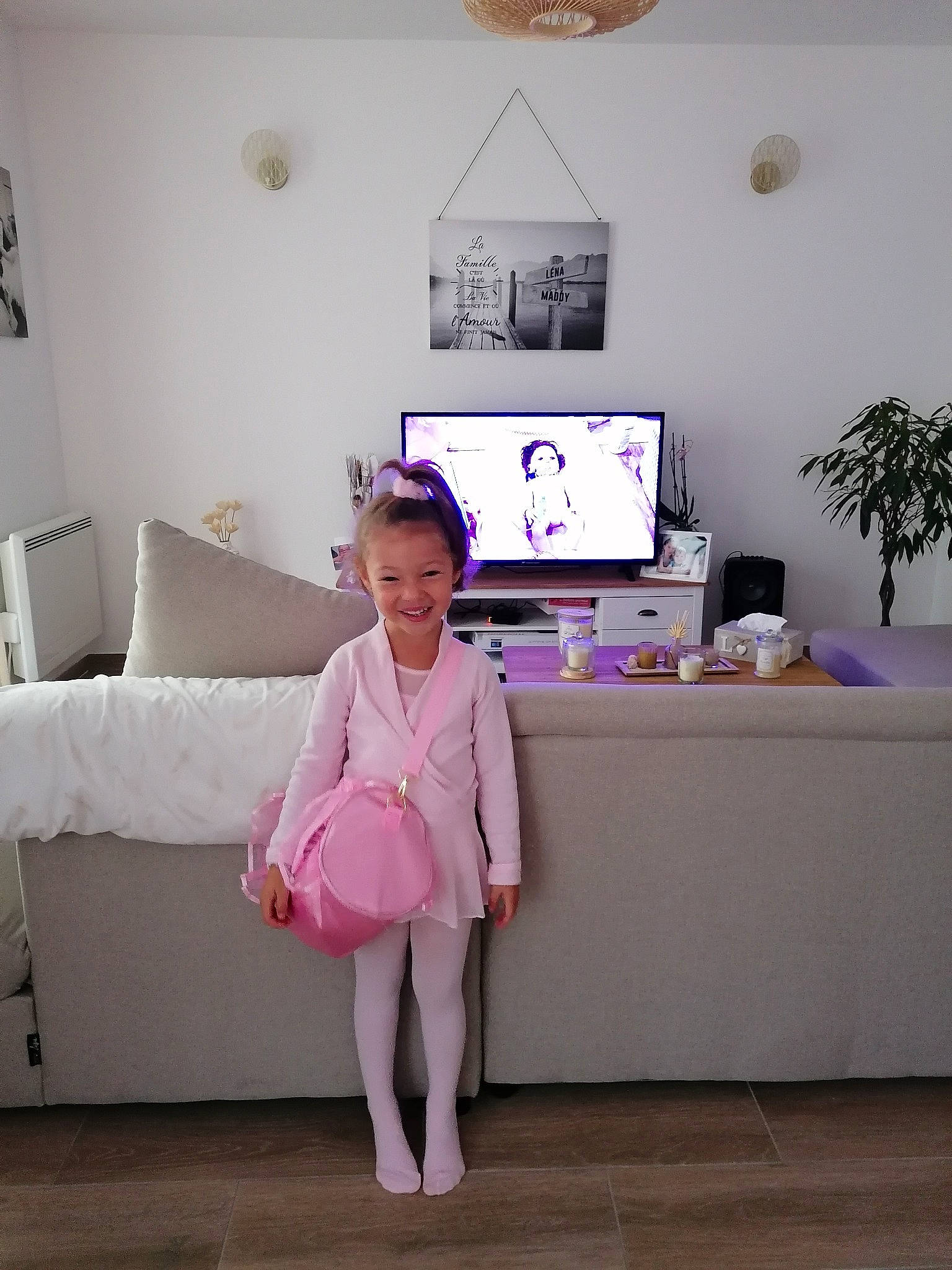 Maddy a rejoint le concours — aidez-le/la à gagner de superbes lots ! comfort, couch, dress, event, fashion_design, floor, flooring, furniture, happy, hardwood, joy, lamp, linens, living_room, magenta, person, picture_frame, pink, purple, table