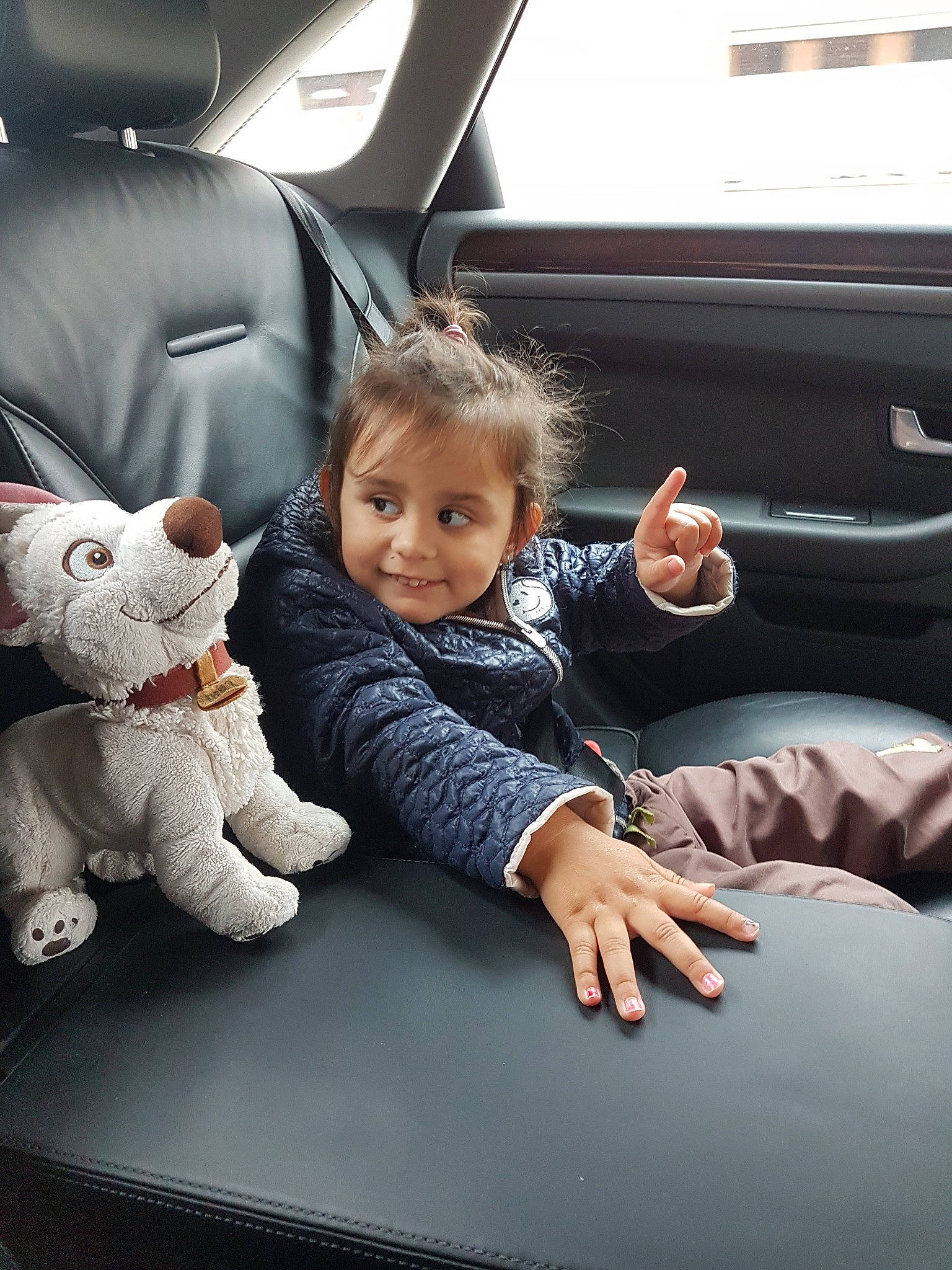 Halima participe au concours pour gagner de l'argent avec cette photo : auto_part, automotive_exterior, automotive_window_part, baby, baby_in_car_seat, car, car_seat, child, driving, family_car, joy, luxury_vehicle, person, seat_belt, sitting, toddler, vehicle, vehicle_door