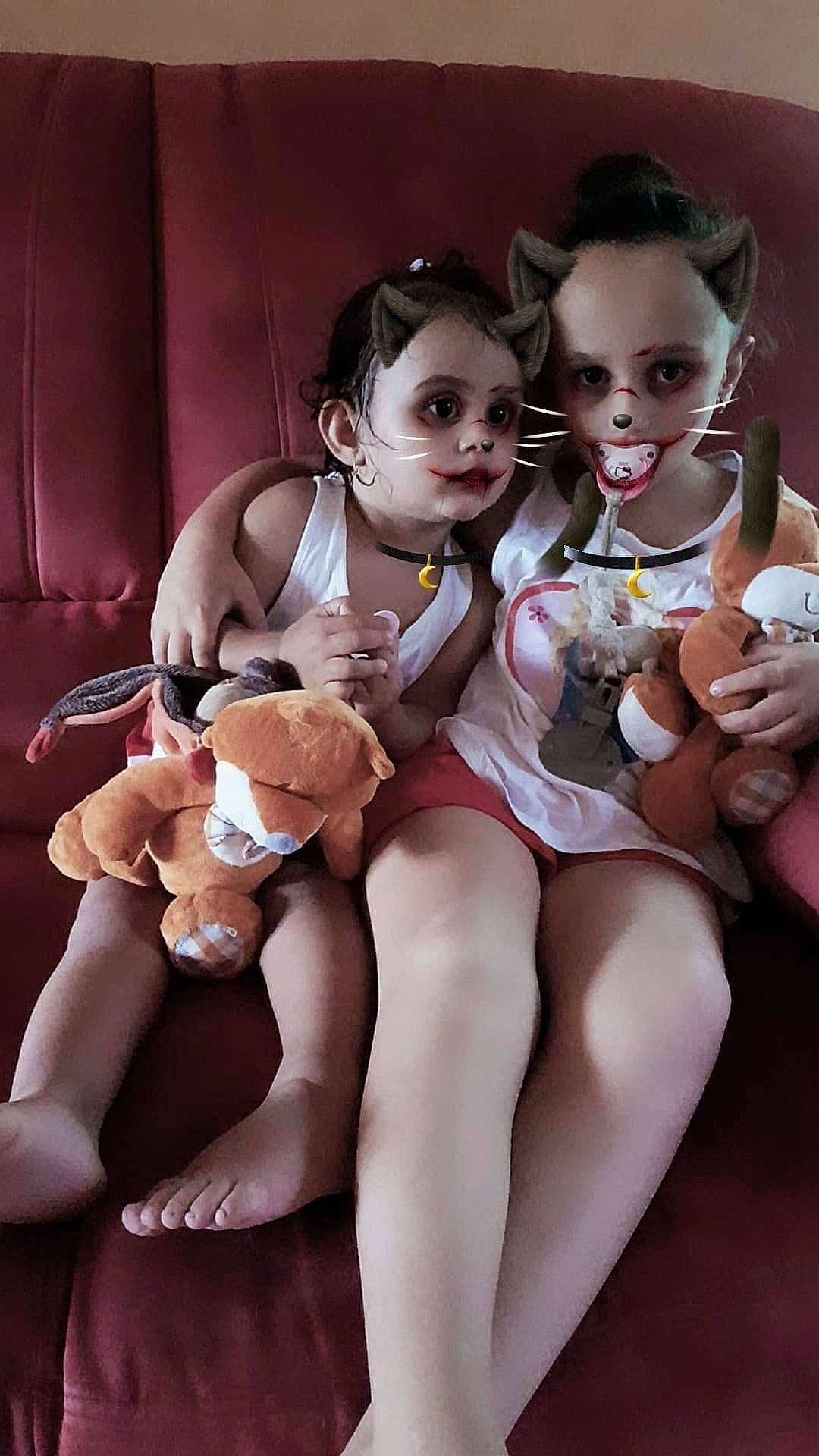 Angela a rejoint le concours — aidez-le/la à gagner de superbes lots ! child, fictional_character, fun, human_body, human_leg, joy, lap, leg, person, photography, sitting, thigh