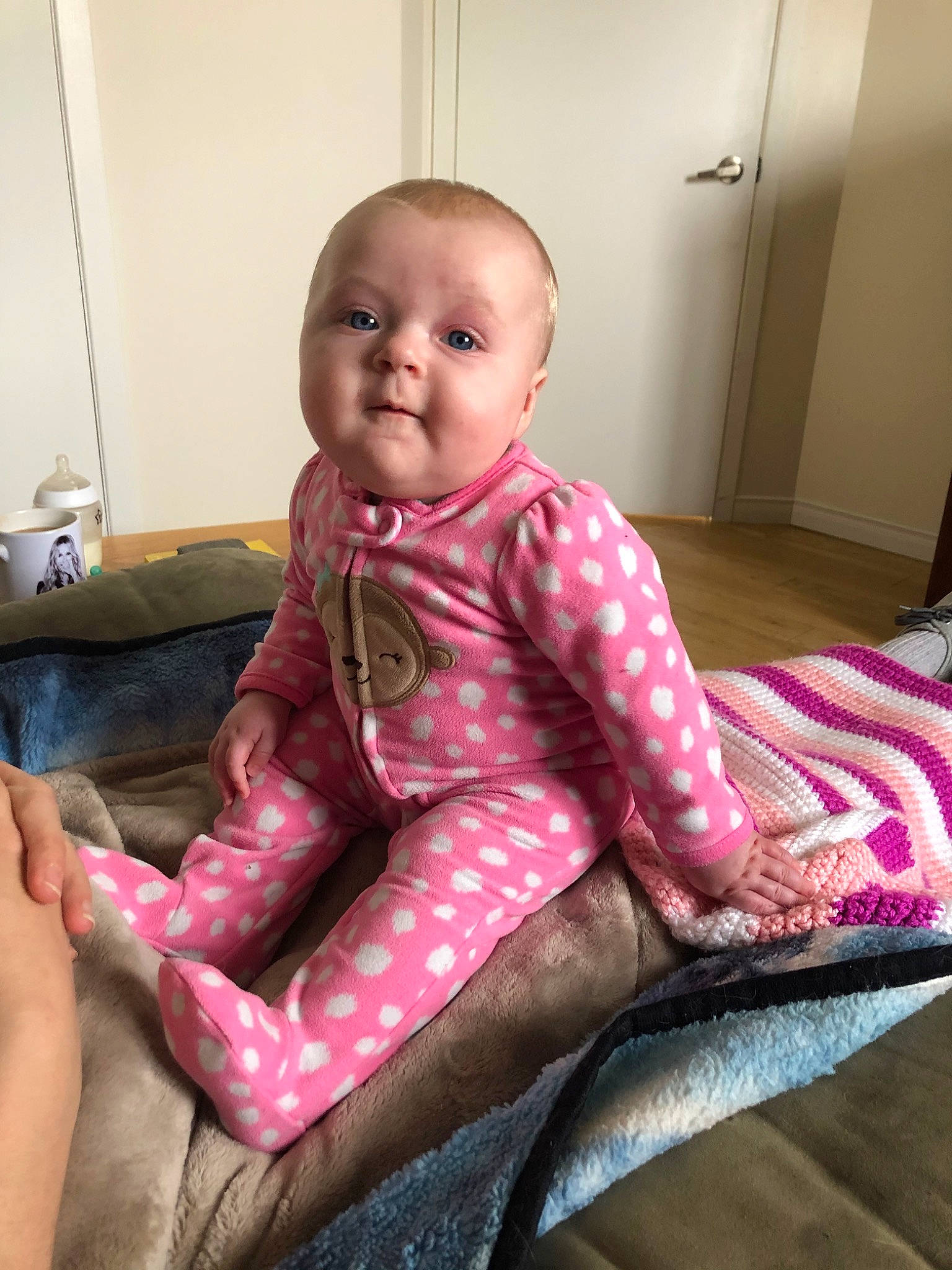 Marjorie a rejoint le concours — aidez-le/la à gagner de superbes lots ! baby, child, pajamas, person, pink, sitting, skin, toddler