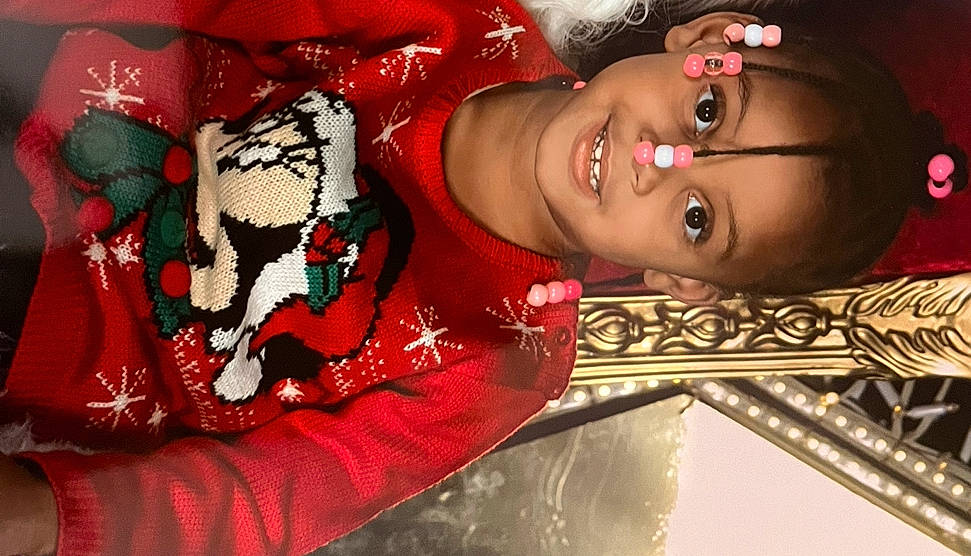 Bianca participe au concours pour gagner de l'argent avec cette photo : baby, black_hair, carmine, child, flash_photography, flesh, fun, happy, holiday, jewellery, joy, linens, pattern, person, pillow, portrait_photography, room, sleeve, smile, textile