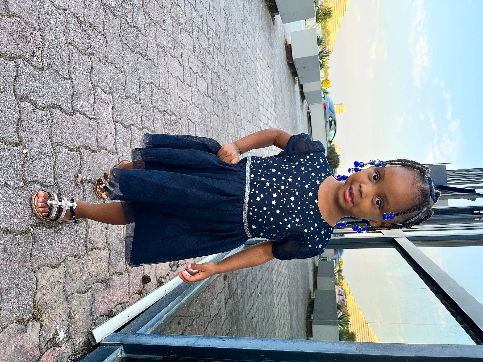 Bianca a rejoint le concours — aidez-le/la à gagner de superbes lots ! denim, elbow, electric_blue, eyewear, fun, happy, human_leg, joint, knee, leisure, pattern, person, recreation, sitting, smile, sunglasses, t_shirt, thigh, travel, vacation