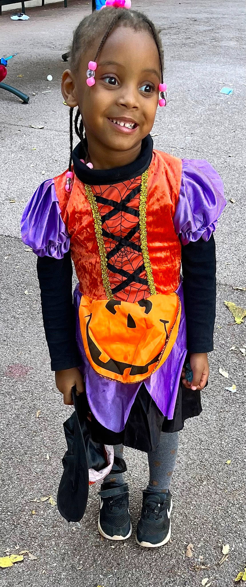 Bianca participe au concours pour gagner de l'argent avec cette photo : child, costume, electric_blue, face, fashion_accessory, happy, head, jewellery, joy, magenta, necklace, orange, pattern, person, personal_protective_equipment, purple, sleeve, smile, t_shirt, toddler