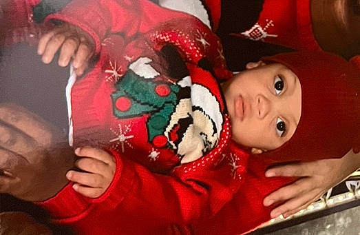 Diego a rejoint le concours — aidez-le/la à gagner de superbes lots ! baby, carmine, child, christmas, christmas_eve, christmas_ornament, comfort, event, fictional_character, fun, gesture, happy, hat, headwear, holiday, lap, mouth, person, red, santa_claus