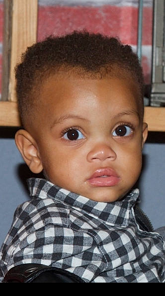 Diego a rejoint le concours — aidez-le/la à gagner de superbes lots ! afro, black_hair, cheek, child, collar, dress_shirt, eyebrow, eyelash, forehead, hairstyle, iris, jheri_curl, lip, no_expression, nose, pattern, person, plaid, skin, tartan
