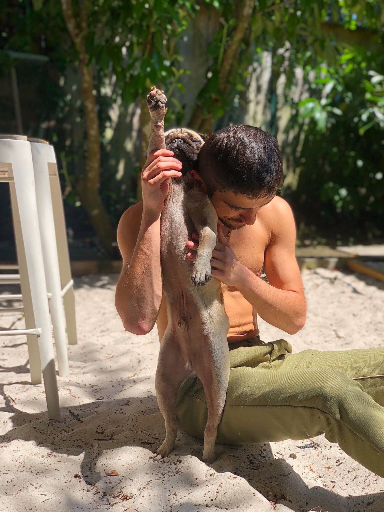 Karim participe au concours pour gagner de l'argent avec cette photo : barechested, barefoot, canidae, chest, child, elbow, fawn, foot, fun, leisure, plant, recreation, shorts, sitting, soil, thigh, tree, trunk, vacation, wildlife
