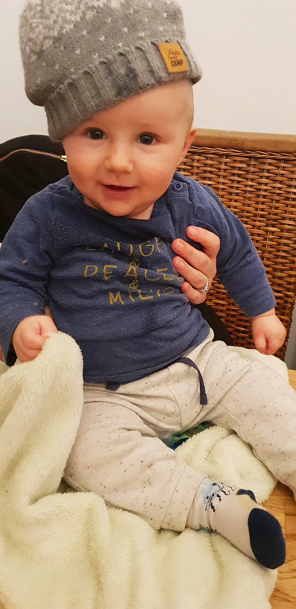 Leandro participe au concours pour gagner de l'argent avec cette photo : baby, cheek, child, finger, headgear, leg, person, sitting, sleeve, smile, toddler