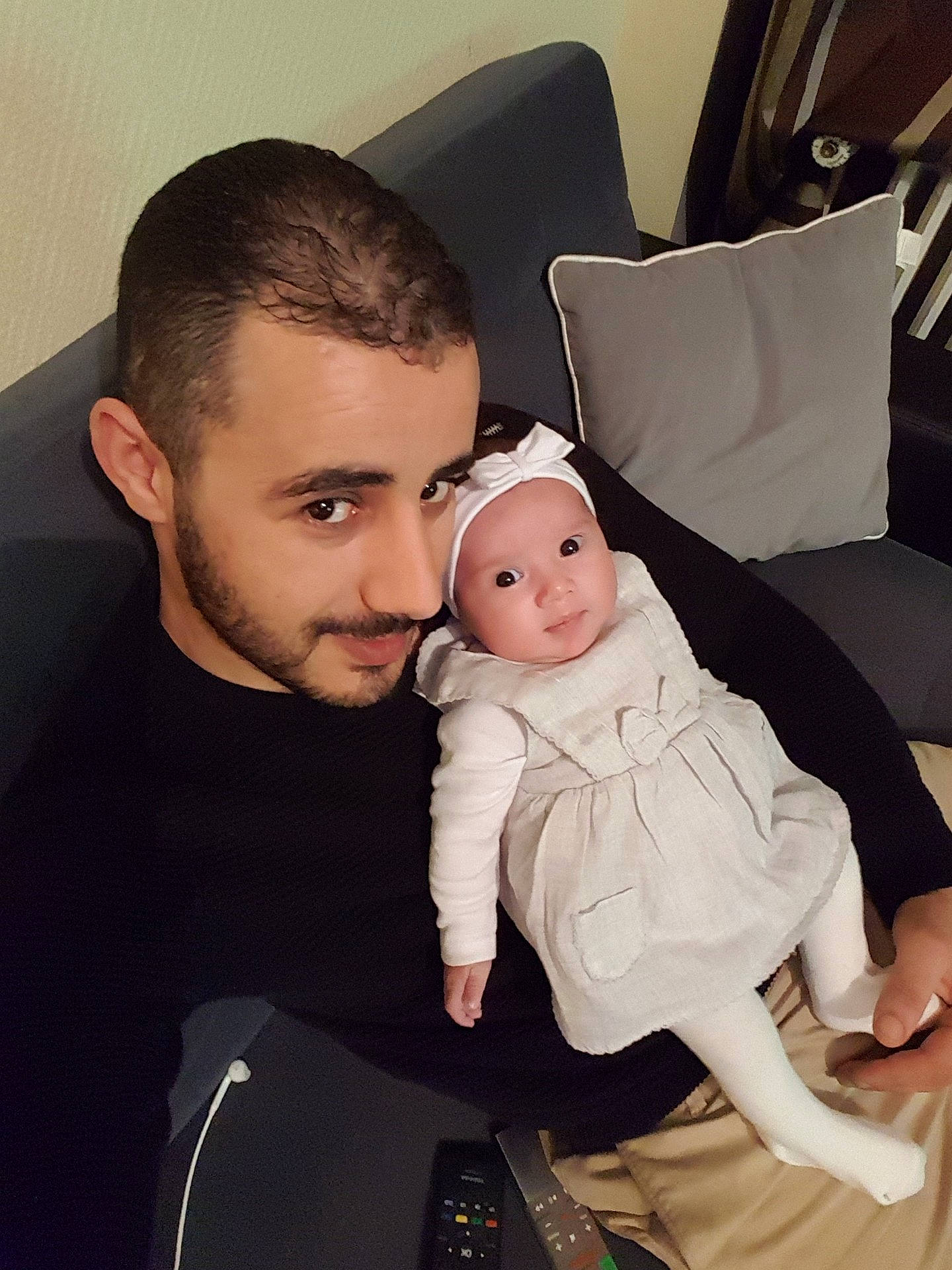 Djamila participe au concours pour gagner de l'argent avec cette photo : child, family, human_positions, infant, interaction, joy, male, man, people, person, portrait, skin, woman