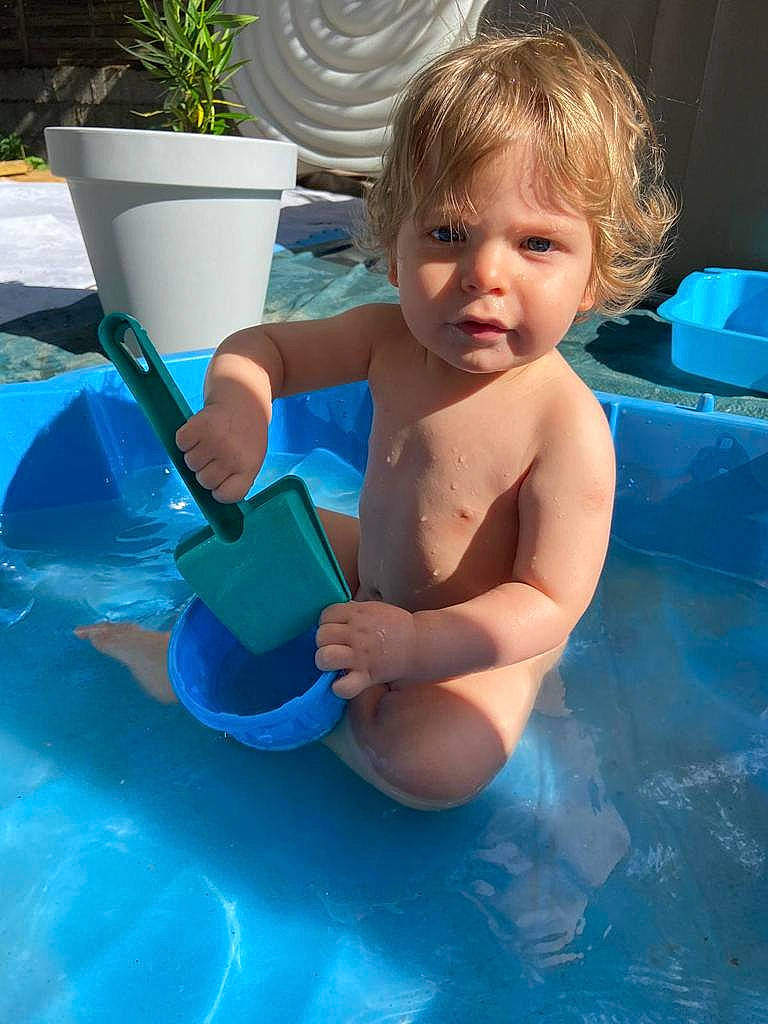Aloïs a rejoint le concours — aidez-le/la à gagner de superbes lots ! aqua, arm, azure, blue, fun, green, hand, happy, human_body, leisure, light, person, photograph, plant, product, recreation, summer, swimming_pool, thigh, toddler