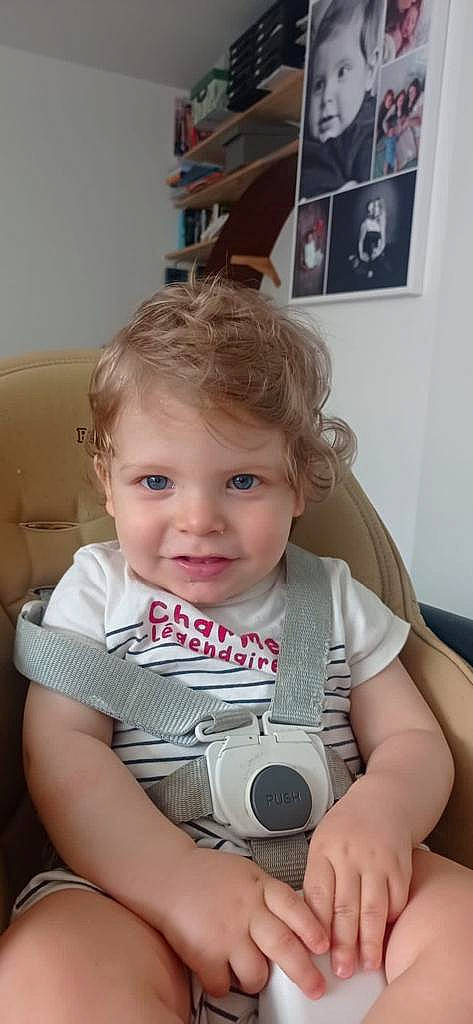 Aloïs a rejoint le concours — aidez-le/la à gagner de superbes lots ! baby_toddler_clothing, camera, camera_lens, cameras_optics, cheek, child, digital_camera, flash_photography, hair, hairstyle, hand, iris, joy, mirrorless_interchangeable_lens_camera, person, photographer, picture_frame, point_and_shoot_camera, reflex_camera, single_lens_reflex_camera