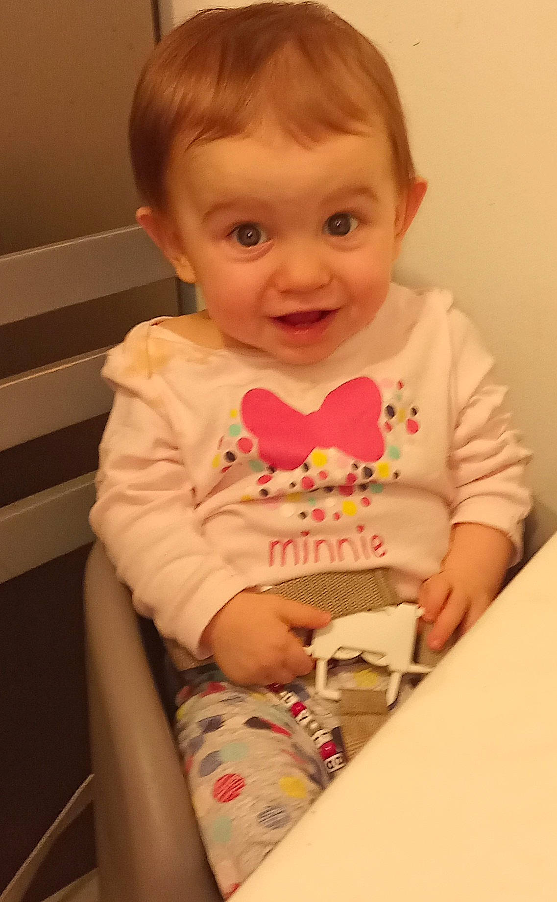 Lylou participe au concours pour gagner de l'argent avec cette photo : baby, baby_toddler_clothing, cheek, child, chin, eyelash, face, facial_expression, finger, hair, hairstyle, human_body, iris, lip, neck, person, sitting, skin, sleeve, t_shirt