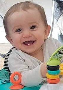 Lylou a rejoint le concours — aidez-le/la à gagner de superbes lots ! baby, baby_playing_with_toys, baby_products, baby_toddler_clothing, cheek, child, finger, fun, happy, iris, joy, leisure, nose, person, photograph, product, sharing, sitting, skin, smile