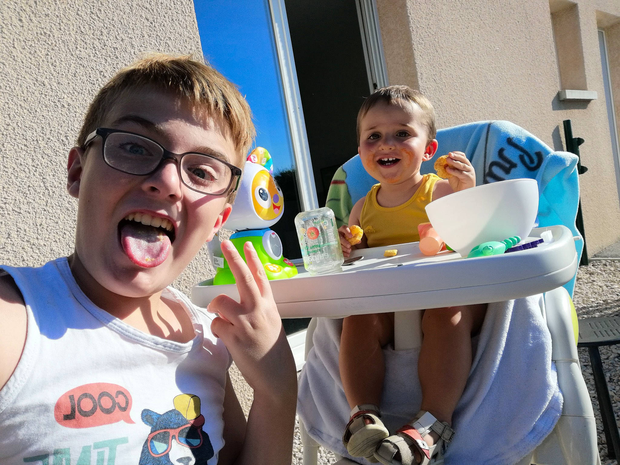 Kilian participe au concours pour gagner de l'argent avec cette photo : baby, child, eyewear, facial_expression, food, fun, glasses, happy, leisure, organ, people, person, photography, recreation, smile, summer, sunglasses, toddler, tooth, vacation