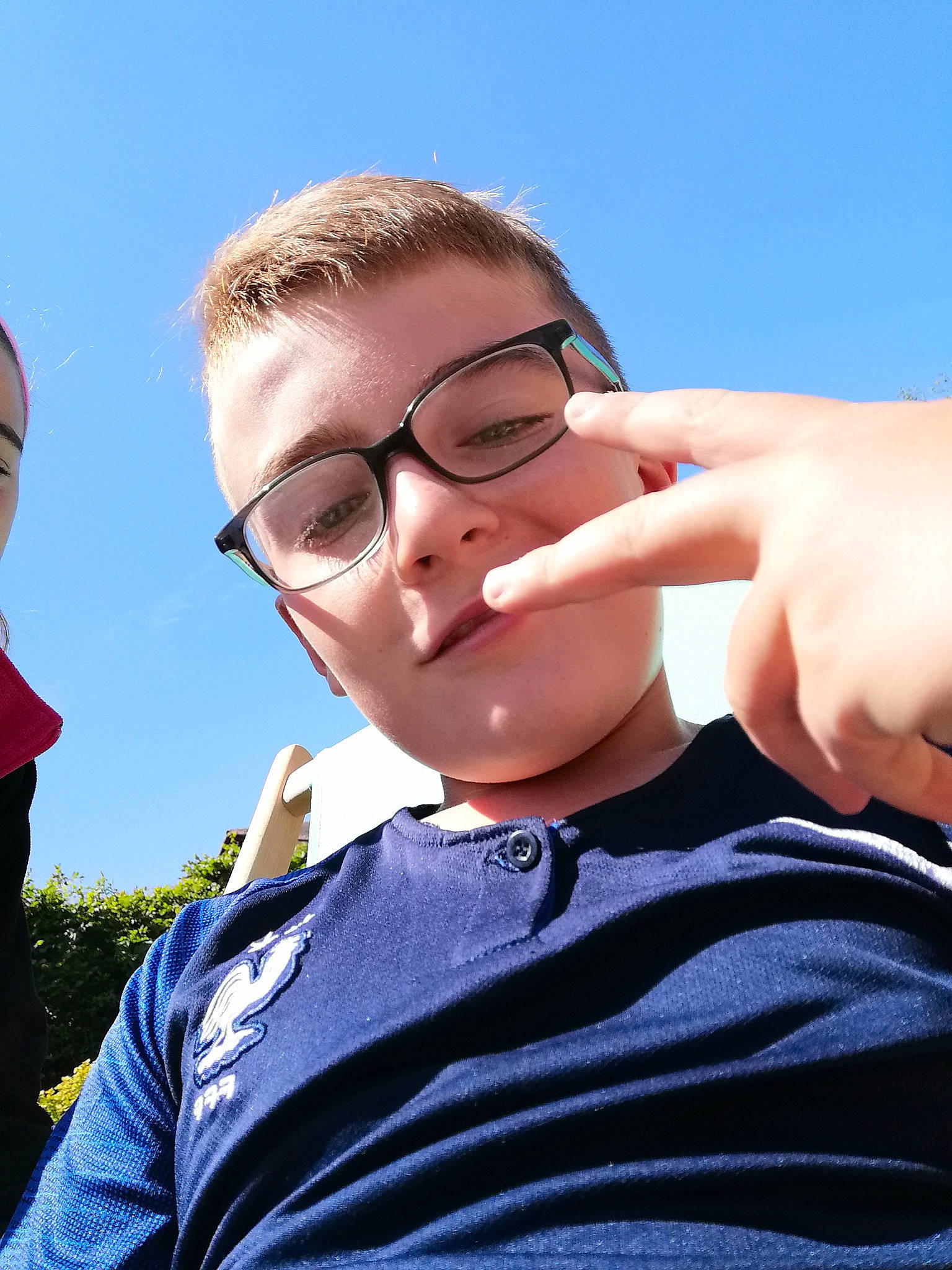 Kilian participe au concours pour gagner de l'argent avec cette photo : cool, eyewear, finger, fun, gesture, glasses, hand, leisure, neck, person, photography, smile, sunglasses, thumb, vacation, vision_care