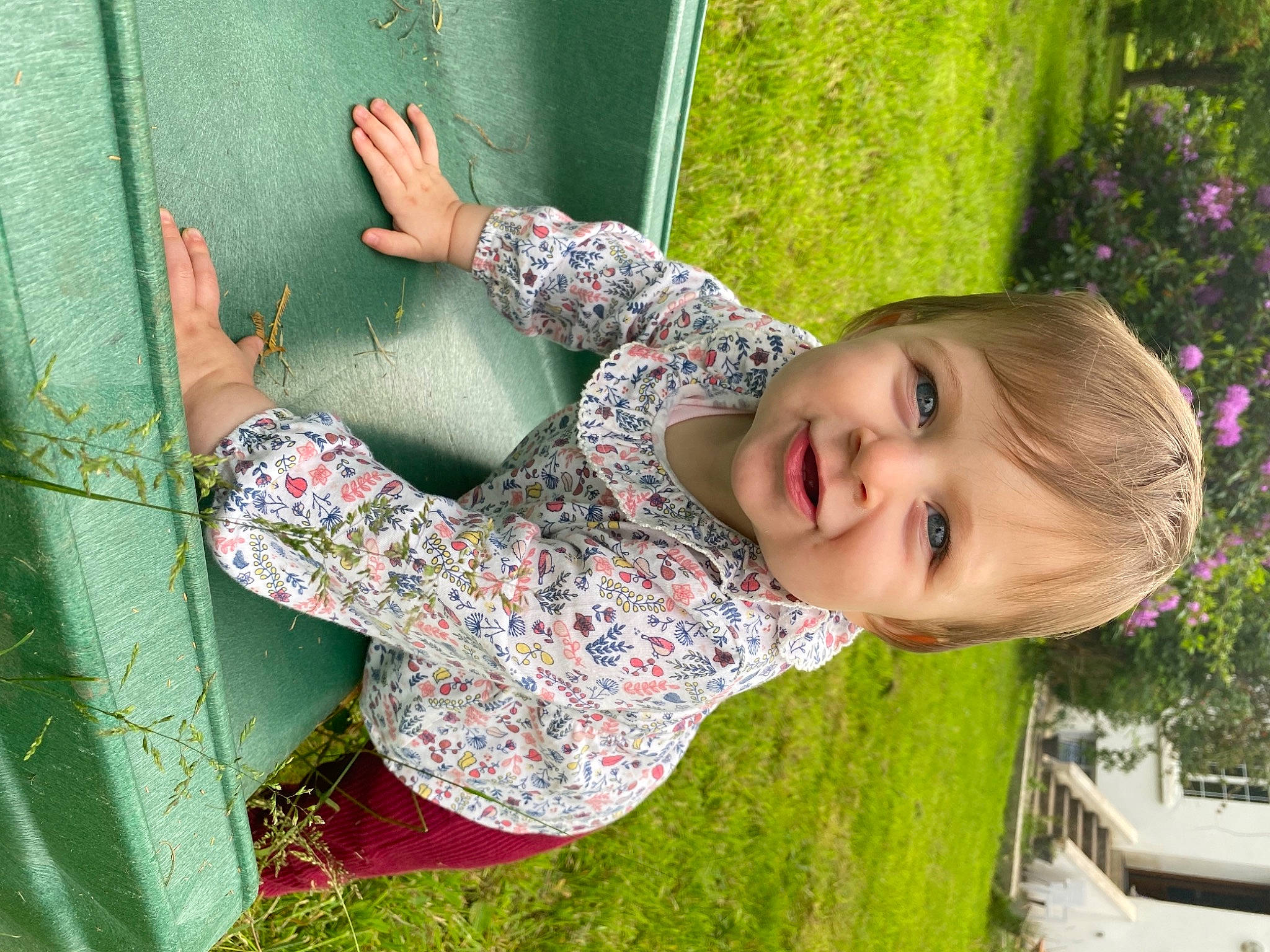 Saphia participe au concours pour gagner de l'argent avec cette photo : adaptation, beauty, child, cool, fun, grass, grass_family, green, happy, leisure, pattern, people_in_nature, person, pink, plant, sitting, smile, spring, toddler, tree