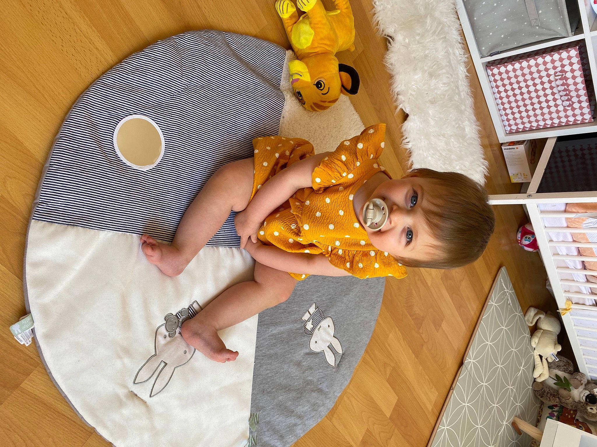 Saphia a rejoint le concours — aidez-le/la à gagner de superbes lots ! baby, baby_toddler_clothing, child, circle, comfort, flooring, fun, hardwood, leisure, linens, pattern, person, plate, room, sitting, stuffed_toy, textile, thigh, toddler, toy