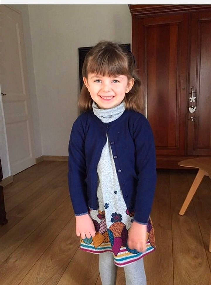 Lola a rejoint le concours — aidez-le/la à gagner de superbes lots ! baby_toddler_clothing, door, dress, floor, flooring, human_body, joint, joy, knee, leg, person, shoulder, sleeve, smile, standing, t_shirt, thigh, toddler, varnish, waist