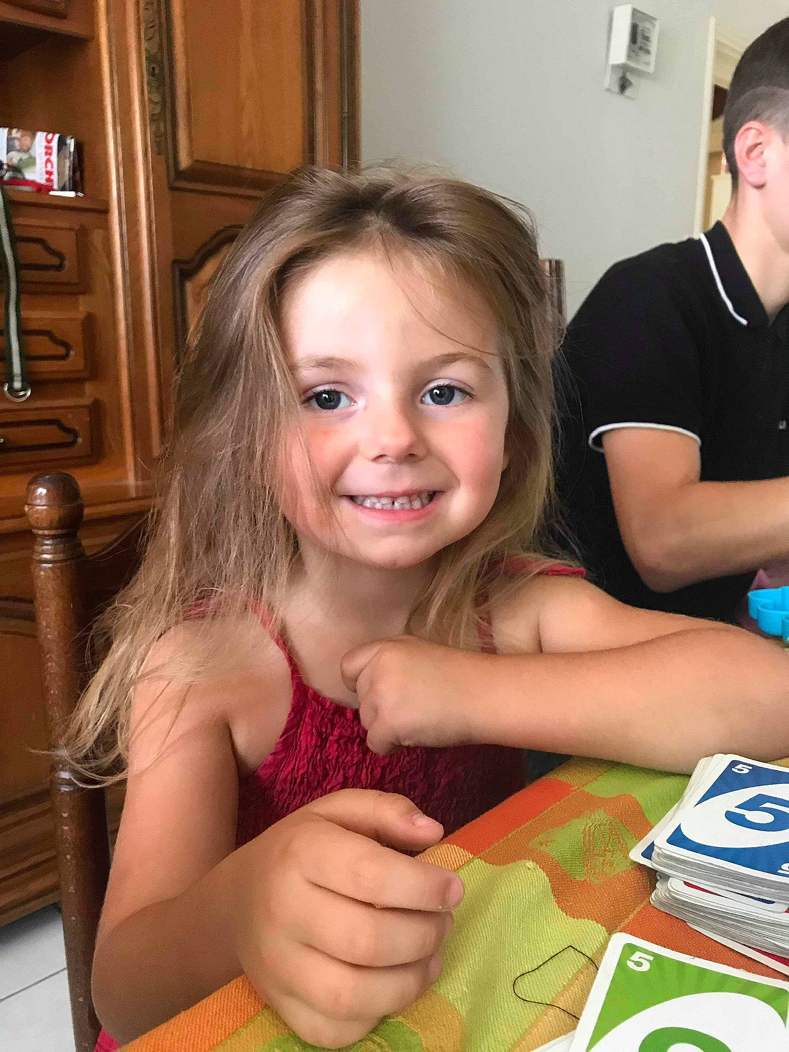 Lola a rejoint le concours — aidez-le/la à gagner de superbes lots ! cabinetry, chair, child, event, finger, flooring, fun, happy, joy, kitchen_appliance, leisure, person, play, recreation, room, sharing, sitting, smile, t_shirt, table