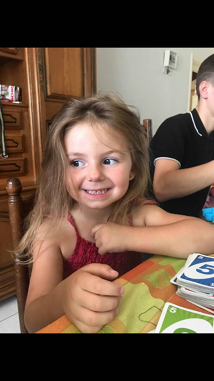 Lola a rejoint le concours — aidez-le/la à gagner de superbes lots ! arm, blond, cabinetry, chair, child, event, finger, fun, happy, joy, kitchen_appliance, leisure, mouth, person, play, recreation, room, sitting, smile, t_shirt