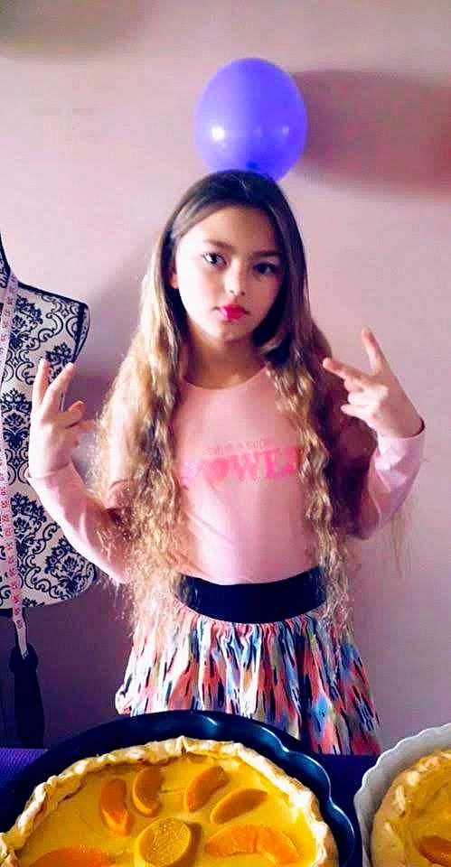 Shayna participe au concours pour gagner de l'argent avec cette photo : abdomen, blue, cooking, cuisine, dish, fashion_design, happy, junk_food, long_hair, magenta, orange, organ, person, plate, recipe, selfie, tableware, thigh, trunk, waist