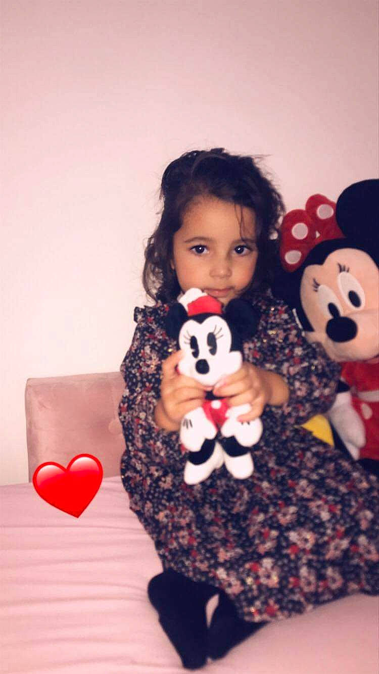 Mya participe au concours pour gagner de l'argent avec cette photo : black_hair, carmine, child, companion_dog, doll, event, fun, fur, happy, head, human_body, mammal, organ, pattern, person, pink, plush, red, stuffed_toy, thigh