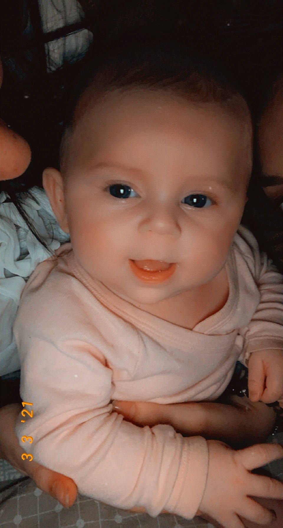 Giulia a rejoint le concours — aidez-le/la à gagner de superbes lots ! arm, baby_toddler_clothing, cheek, chin, ear, eye, eyebrow, facial_expression, flash_photography, forehead, gesture, hand, iris, lip, mouth, nose, person, skin, sleeve, smile