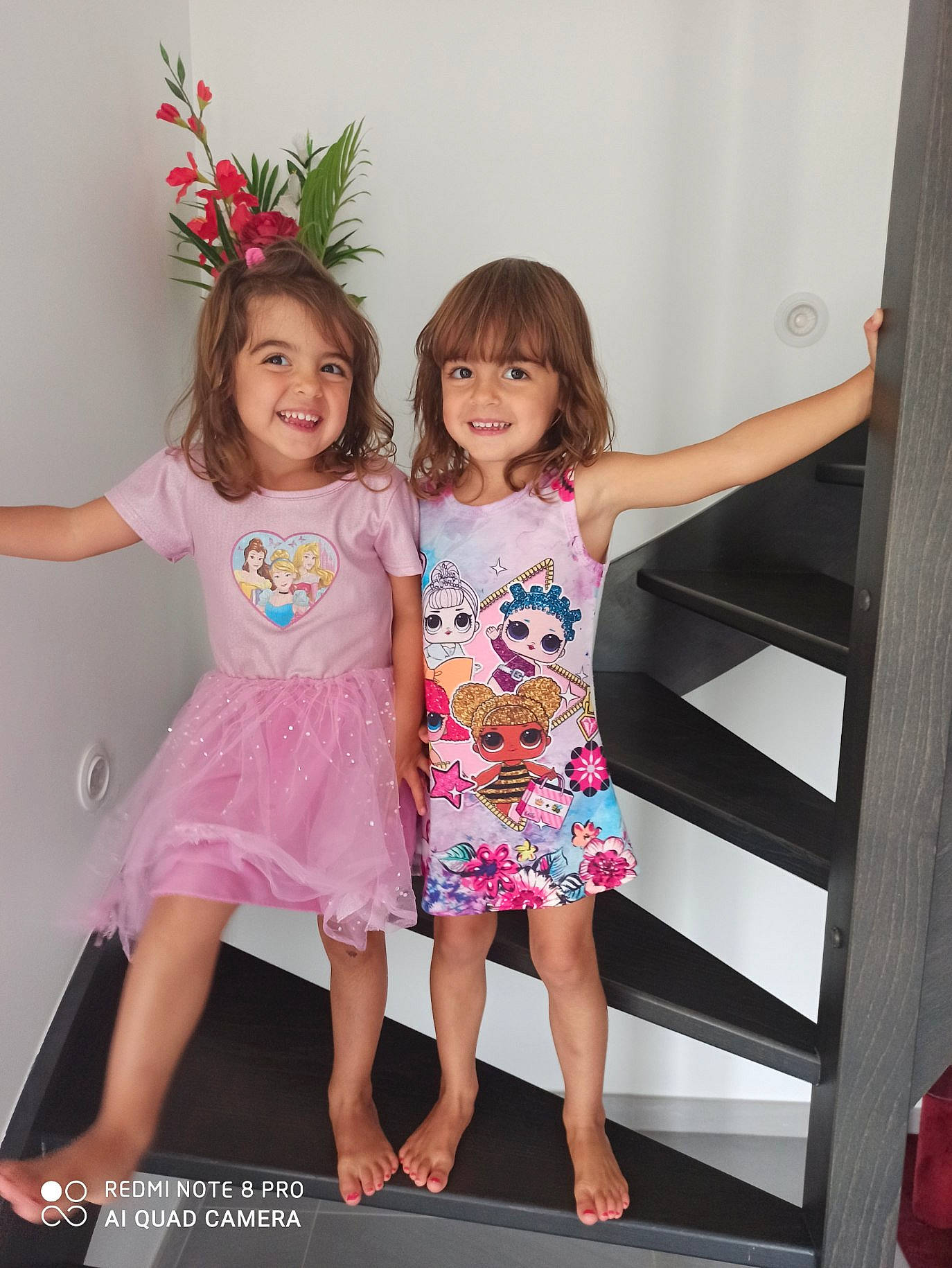 Nina Louna participe au concours pour gagner de l'argent avec cette photo : barefoot, child, child_model, dress, furniture, joy, person, photography, room, sibling, smile, toddler