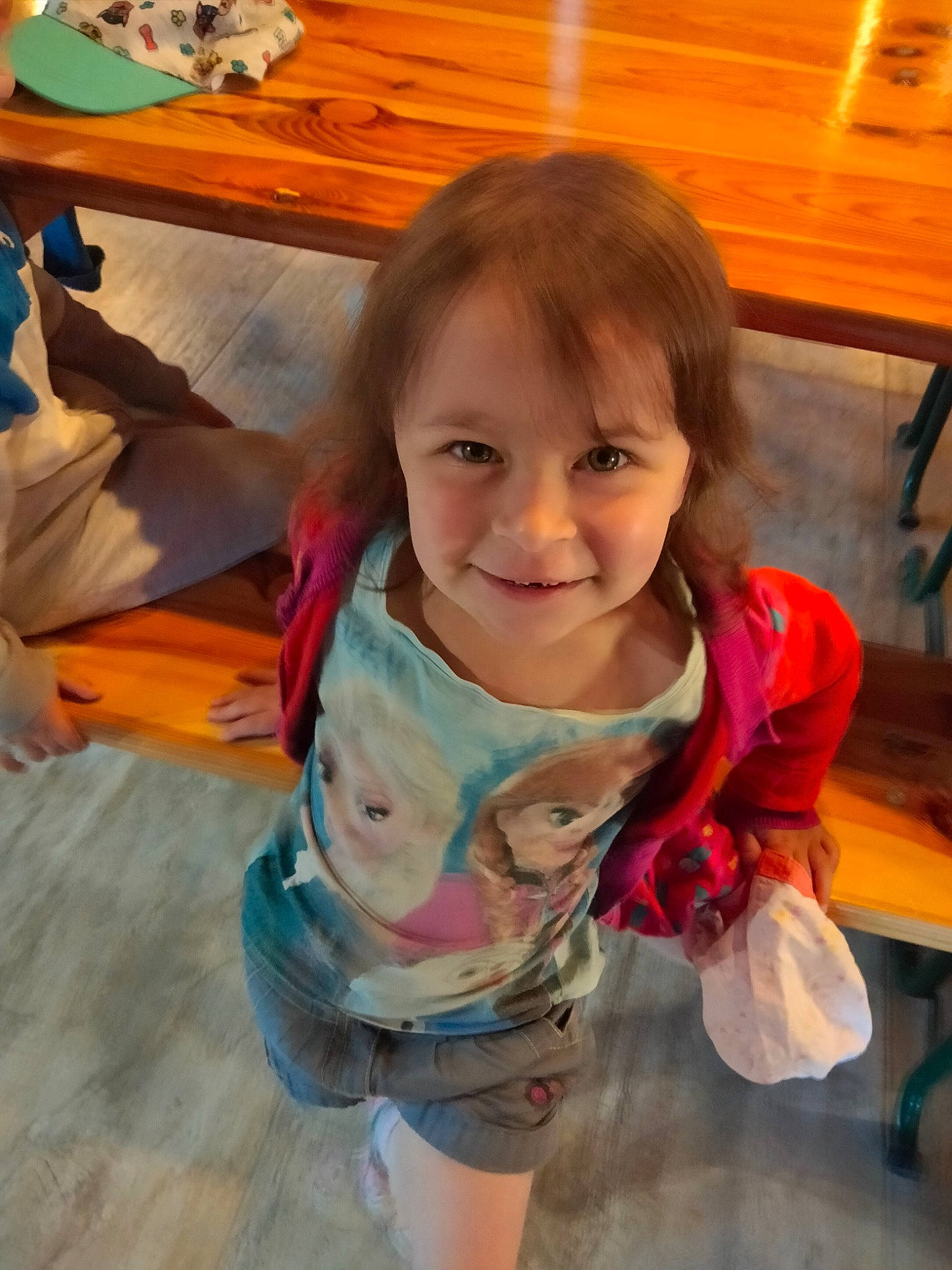 Alice a rejoint le concours — aidez-le/la à gagner de superbes lots ! baby_toddler_clothing, blond, cheek, child, flooring, fun, happy, hardwood, iris, joy, leisure, mouth, person, play, room, sitting, skin, smile, toddler, vacation