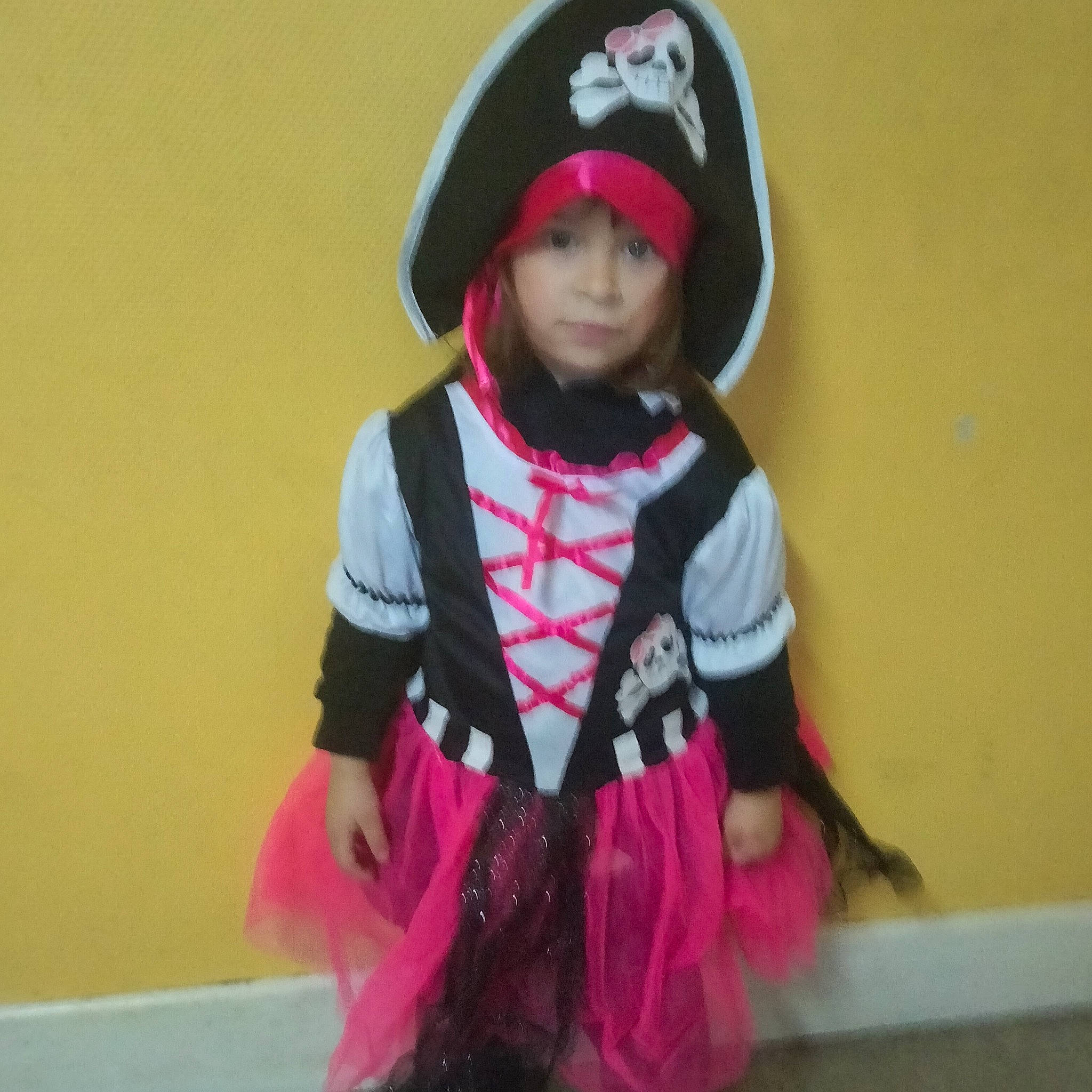 Alice a rejoint le concours — aidez-le/la à gagner de superbes lots ! baby_toddler_clothing, cap, carmine, child, cosplay, costume, costume_accessory, costume_hat, event, face, fashion_accessory, fictional_character, fun, headgear, headwear, helmet, magenta, person, personal_protective_equipment, pink