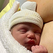 Izïa a rejoint le concours — aidez-le/la à gagner de superbes lots ! newborn, baby, sleeping, blanket, hat, closeup, skin, hand, infant, cozy, wrapped, peaceful, soft, cute, portrait, child, human, rest, warm, face