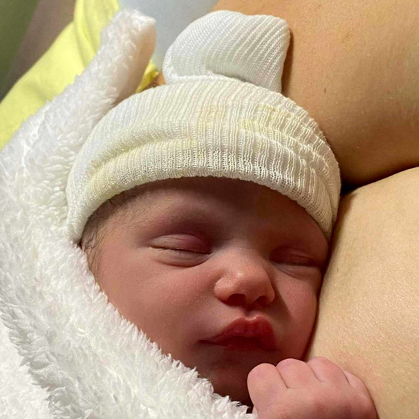 Izïa a rejoint le concours — aidez-le/la à gagner de superbes lots ! baby, blanket, child, closeup, cozy, cute, face, hand, hat, human, infant, newborn, peaceful, portrait, rest, skin, sleeping, soft, warm, wrapped