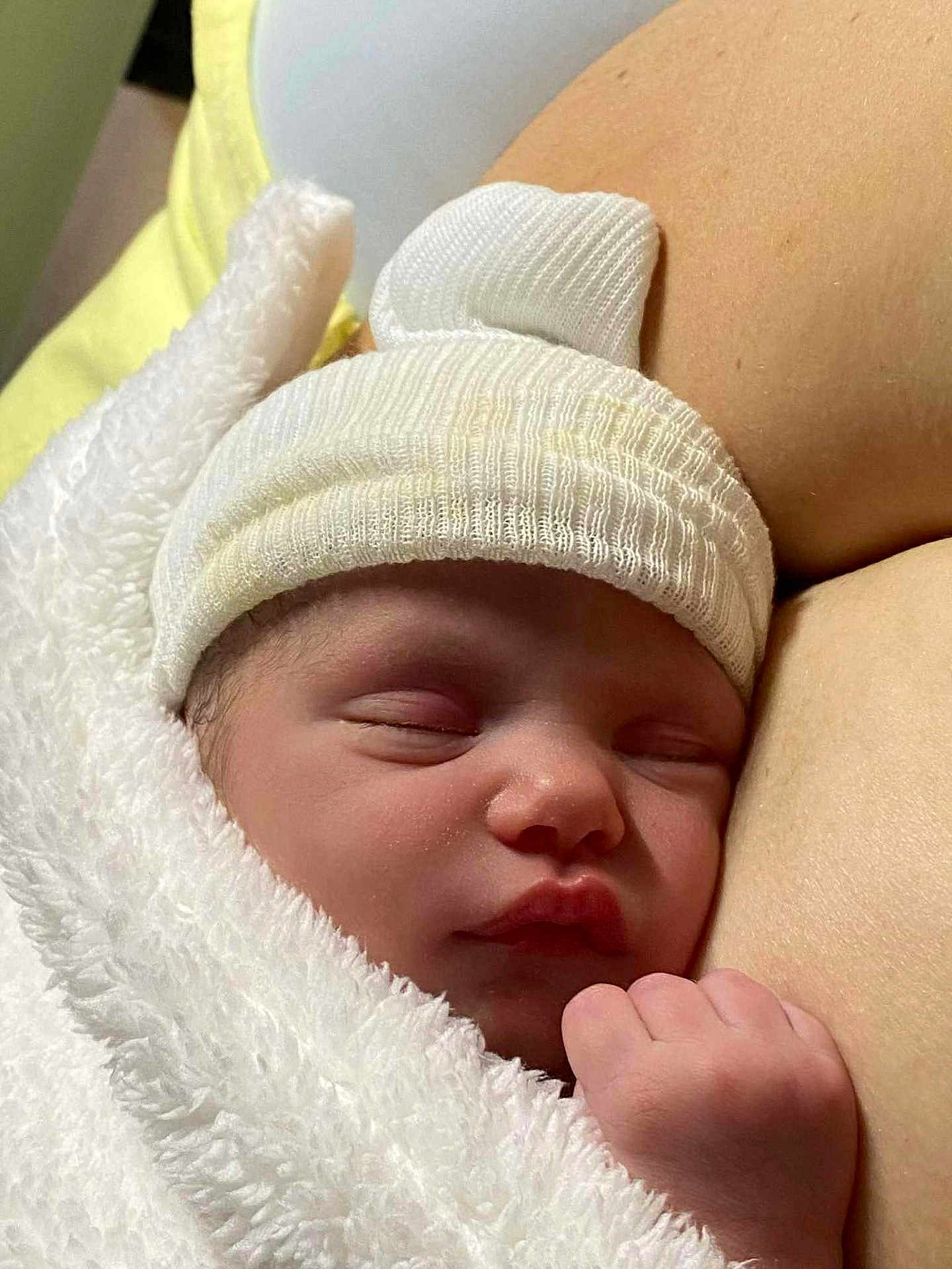 Izïa a rejoint le concours — aidez-le/la à gagner de superbes lots ! newborn, baby, sleeping, blanket, hat, closeup, skin, hand, infant, cozy, wrapped, peaceful, soft, cute, portrait, child, human, rest, warm, face