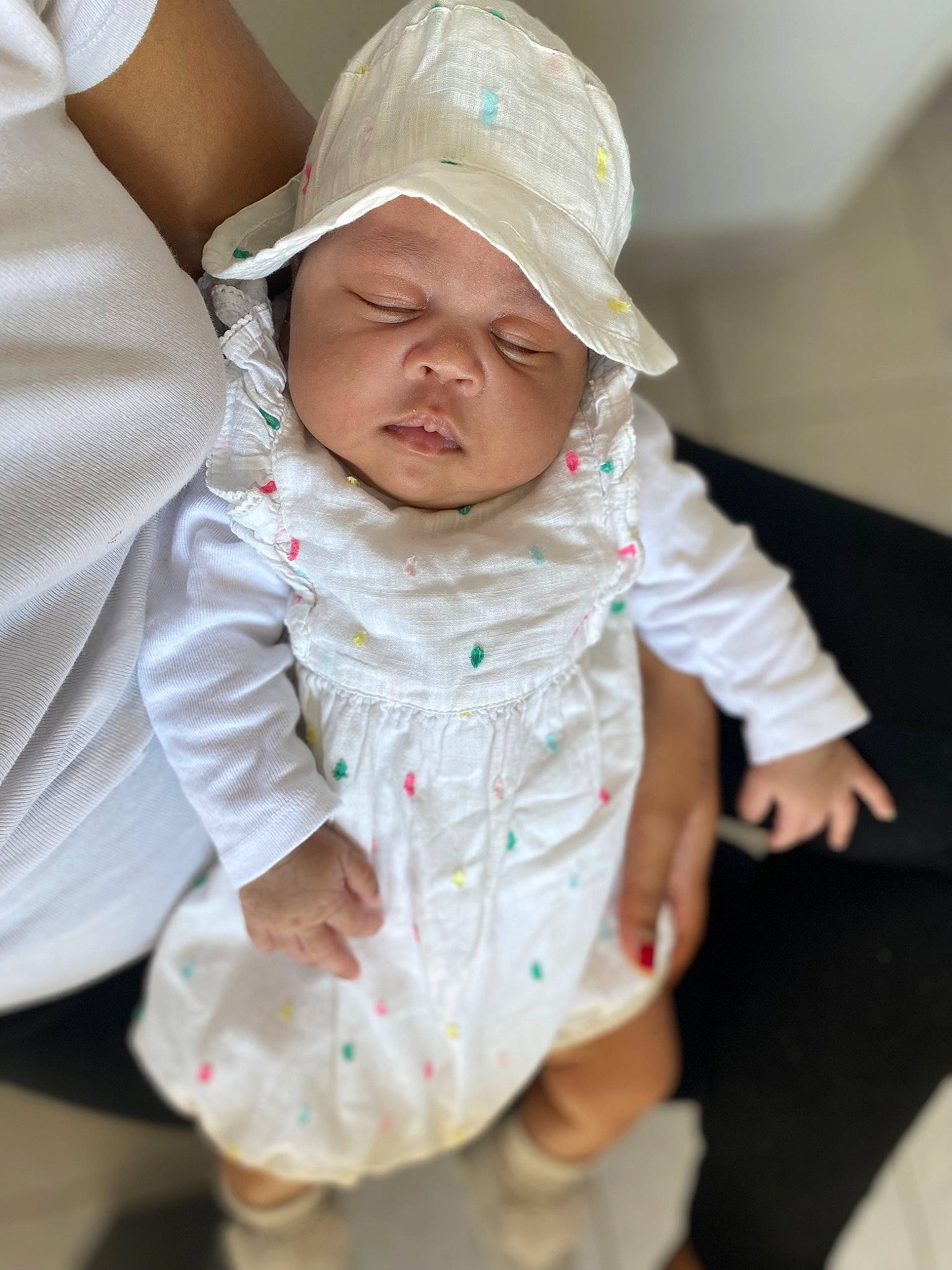 Shayana participe au concours pour gagner de l'argent avec cette photo : arm, baby, baby_toddler_clothing, cap, cheek, child, collar, comfort, eye, gesture, hand, happy, hat, head, headwear, human_body, lip, nose, person, skin