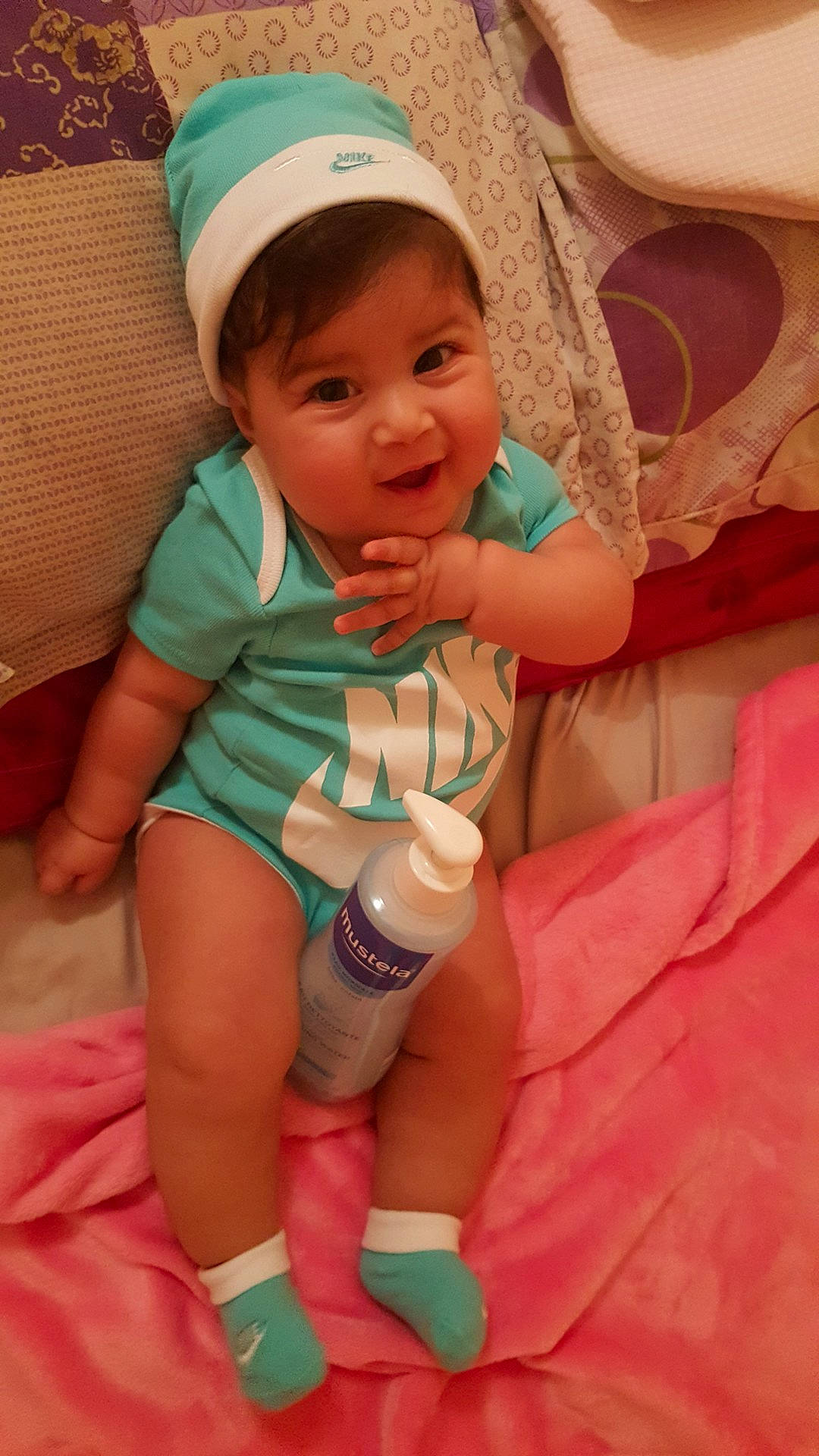 Sandra a rejoint le concours — aidez-le/la à gagner de superbes lots ! abdomen, arm, cheek, child, finger, fun, girl, hand, headgear, infant, iris, leg, mouth, person, pink, product, skin, smile, toddler, toy